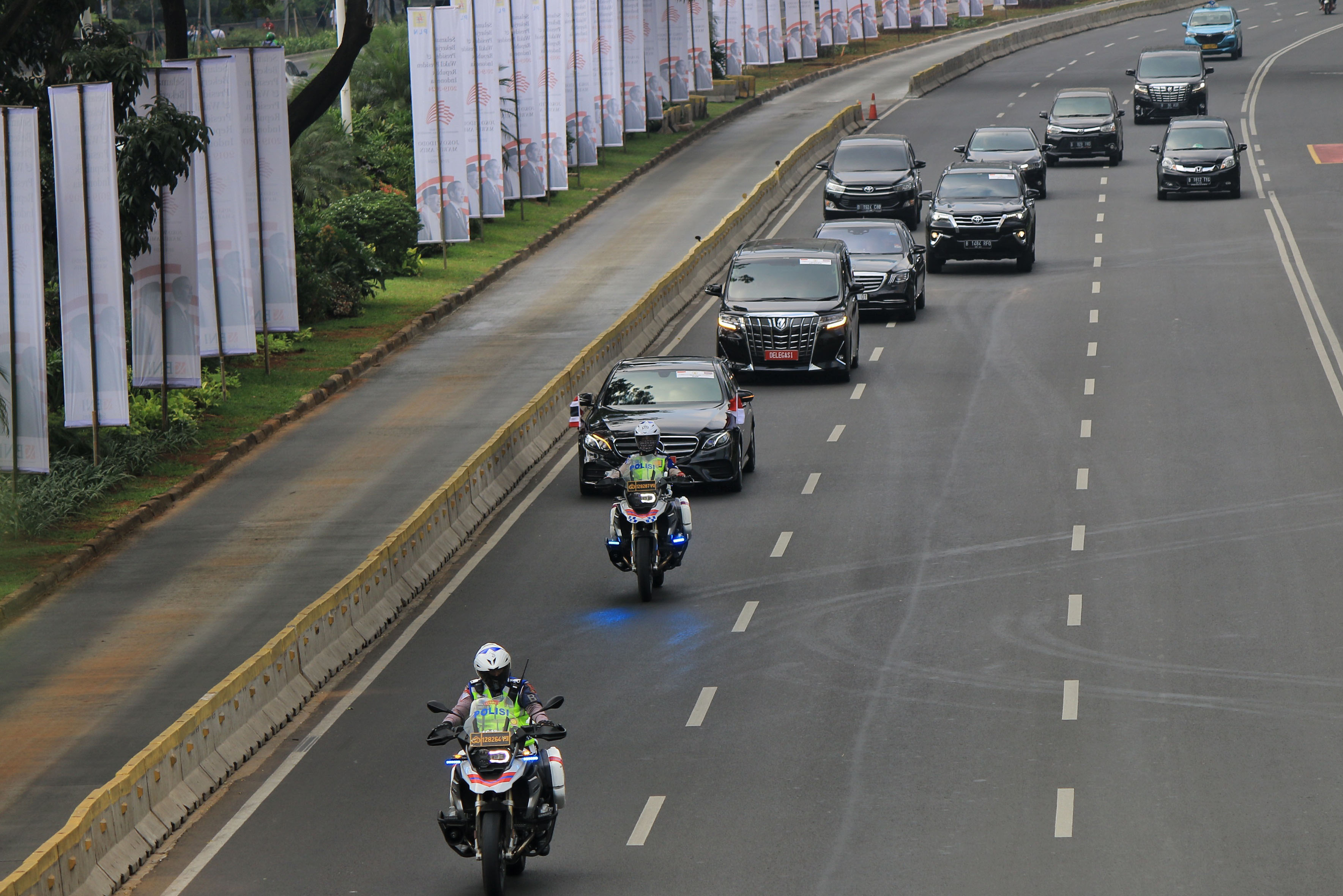Rombongan mobil delegasi Thailand melintasi kawasan Sudirman-Thamrin, Jakarta Pusat, hari ini.