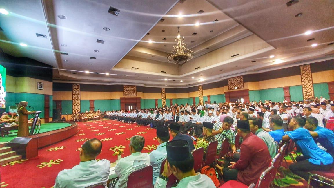 Bupati Bogor Ade Yasin memberi sambutan pada acara Deklarasi Damai Pilkades 2019 di Bogor, Selasa (22/10). 