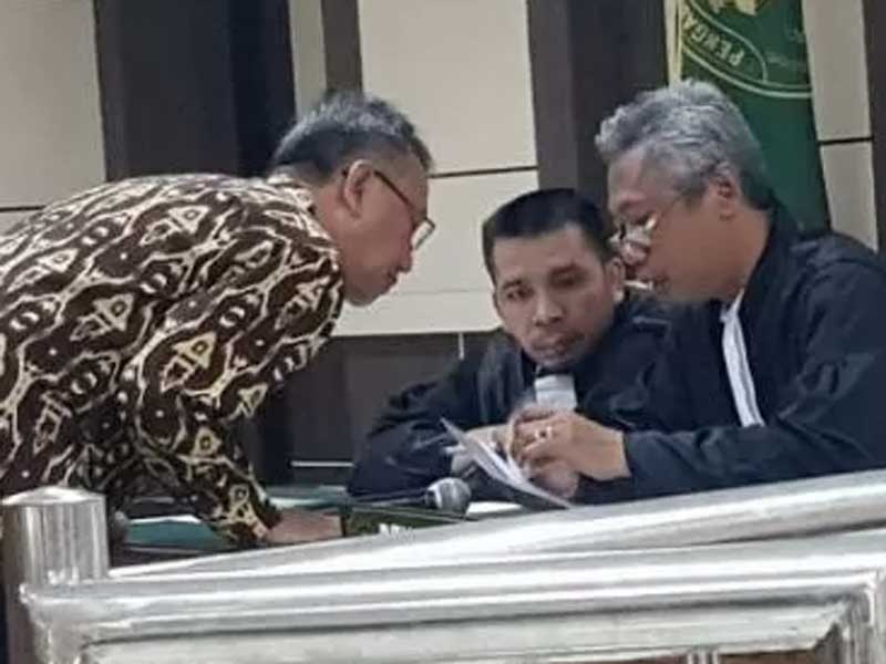 Sekretaris Dinas Pendapatan, Pengelolaan Keuangan, dan Aset Daerah Kabupaten Kudus Akhmad Shofian berkonsultasi dengan penasihat hukum.