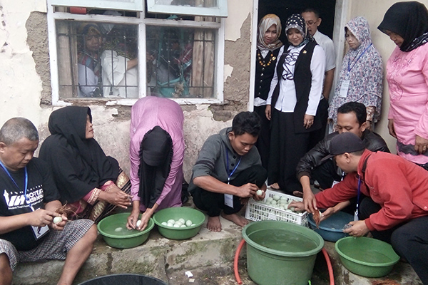 Program pemerintah Kota Tasikmalaya telah berhasil membina 35 orang penderita gangguan kejiwaan dengan produksi usaha telur asin