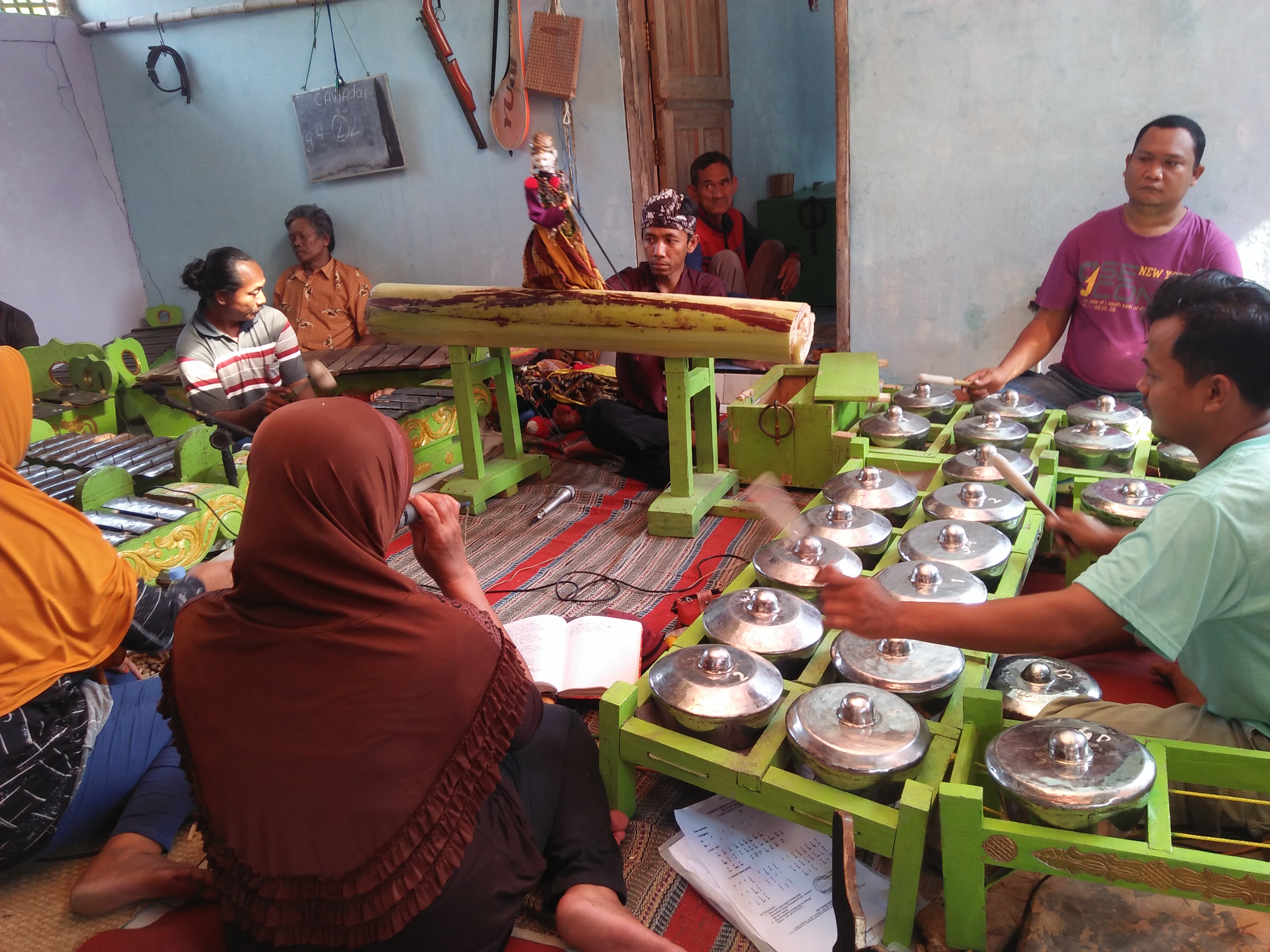  Dalang muda Nono Sudono sedang berlatih mendalang wayang golek pesisiran khas Brebes.