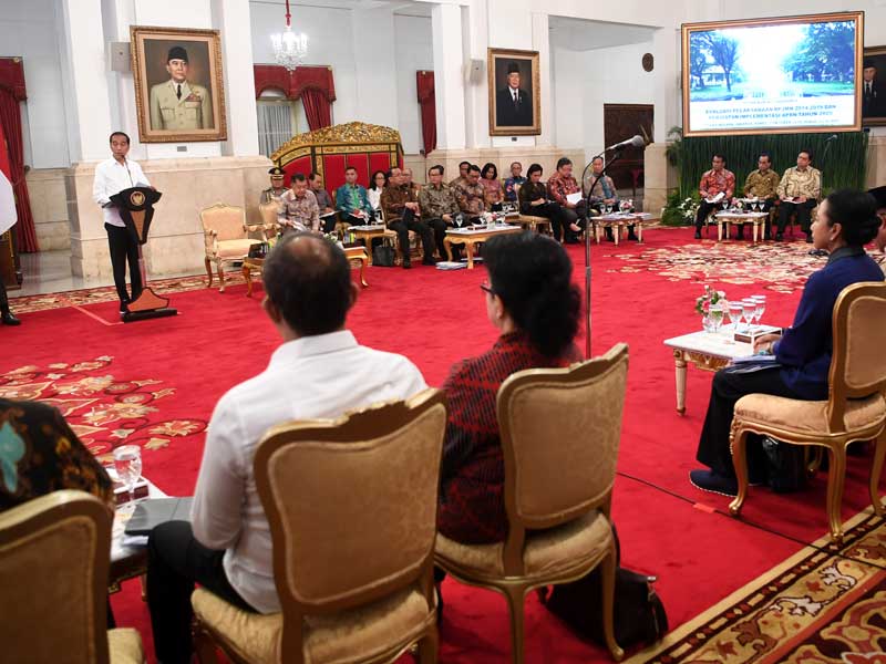 Presiden Joko Widodo menyampaikan pendahuluan saat memimpin Sidang Kabinet Paripurna di Istana Negara, Jakarta, Kamis (3/10/2019). 