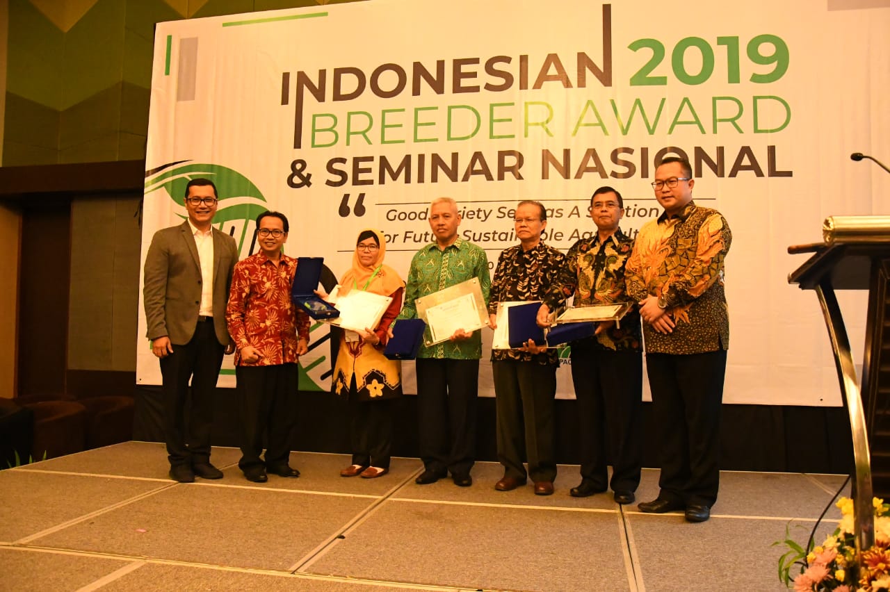 Pemberian penghargaan kepada pemulia benih tanaman pangan dan hortikultura 