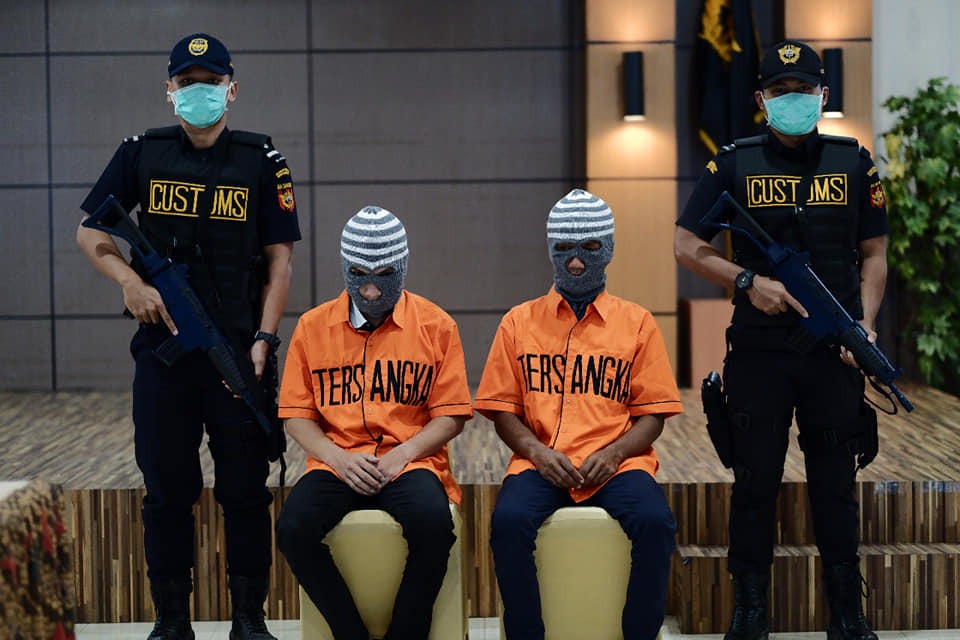 Dua tersangka penyelundupan 65.000 baby lobster.