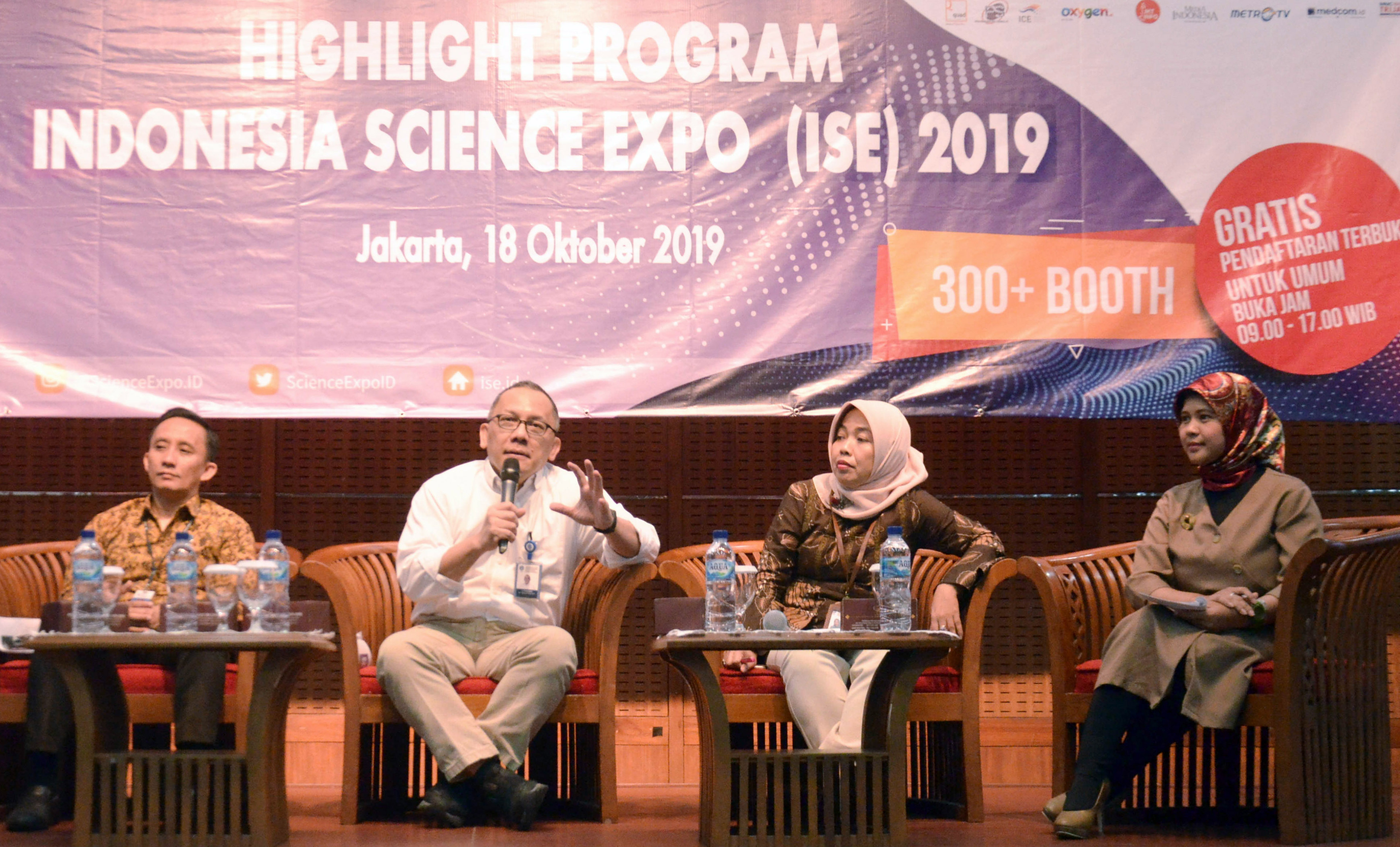 HIGHLIGHT PROGRAM INDONESIA SCIENCE EXPO (ISE) 2019: Kepala Lembaga Ilmu Pengetahuan Indonesia (LIPI) Laksana Tri Handoko (tengah