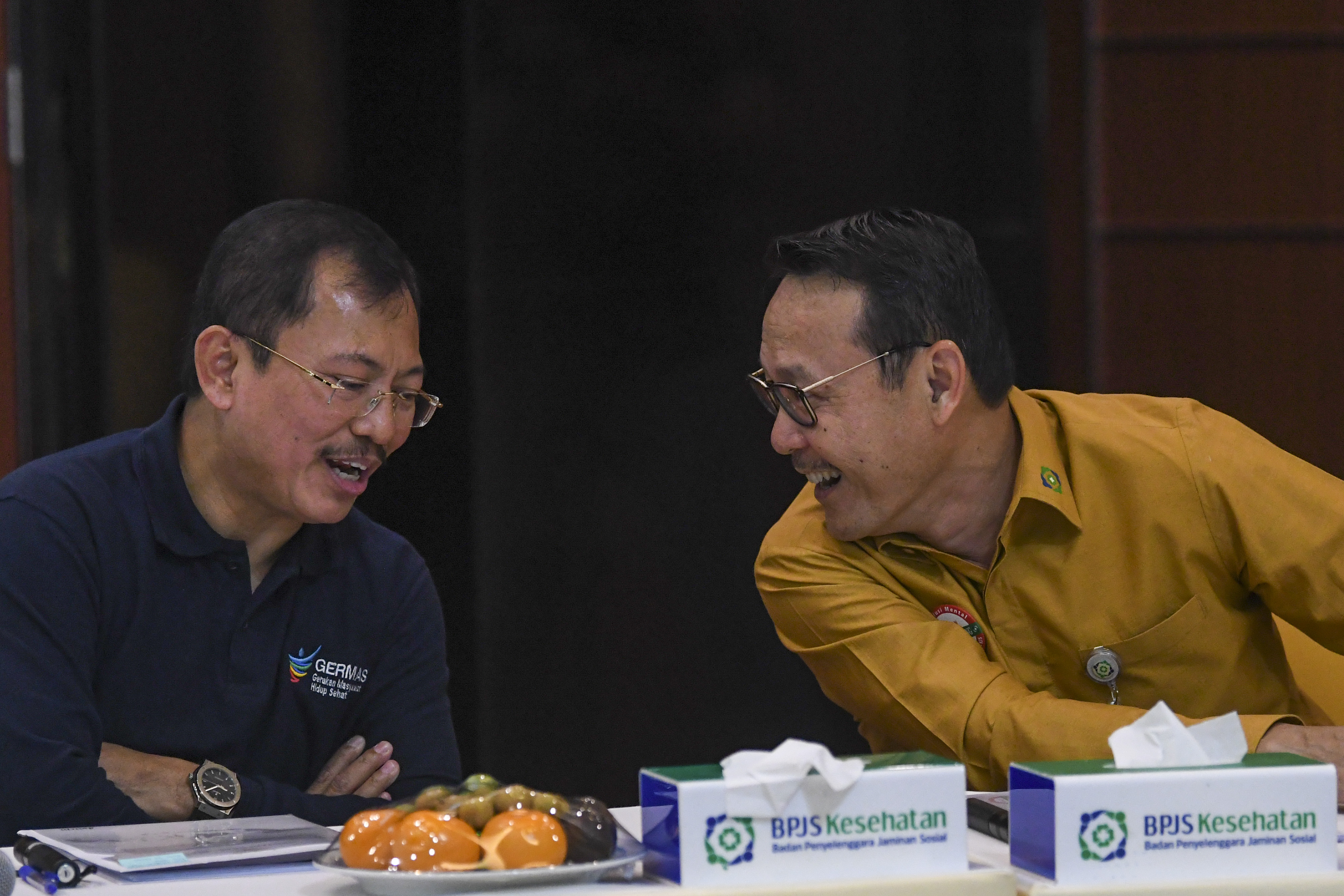 Menteri Kesehatan Terawan Agus Putranto (kiri) berbincang dengan Direktur Utama BPJS Kesehatan Fachmi Idris