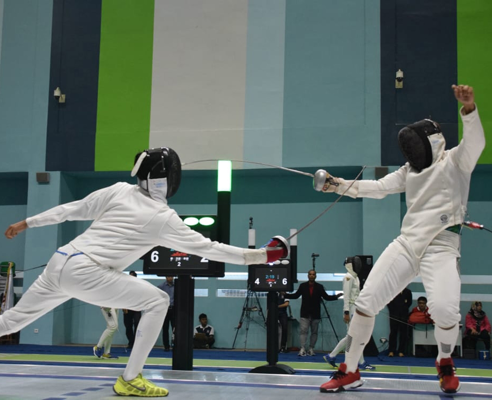  Dua atlet anggar sedang bertanding di Kejuaraan Nasional Anggar 2018 yang berlangsung di GBK Arena, Senayan,  