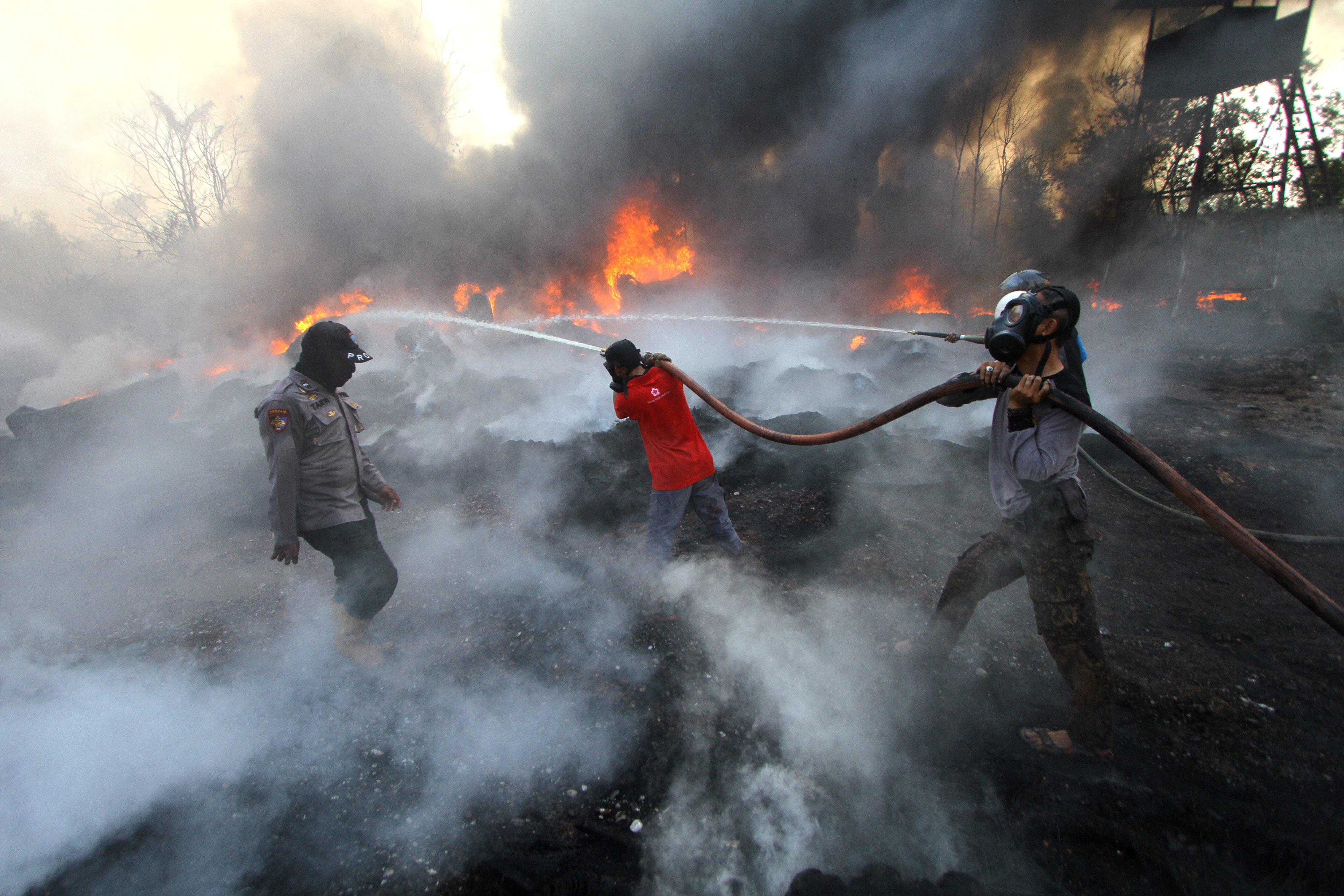 Satgas Karhutla dari TNI, Polri bersama relawan pemadam kebakaran 