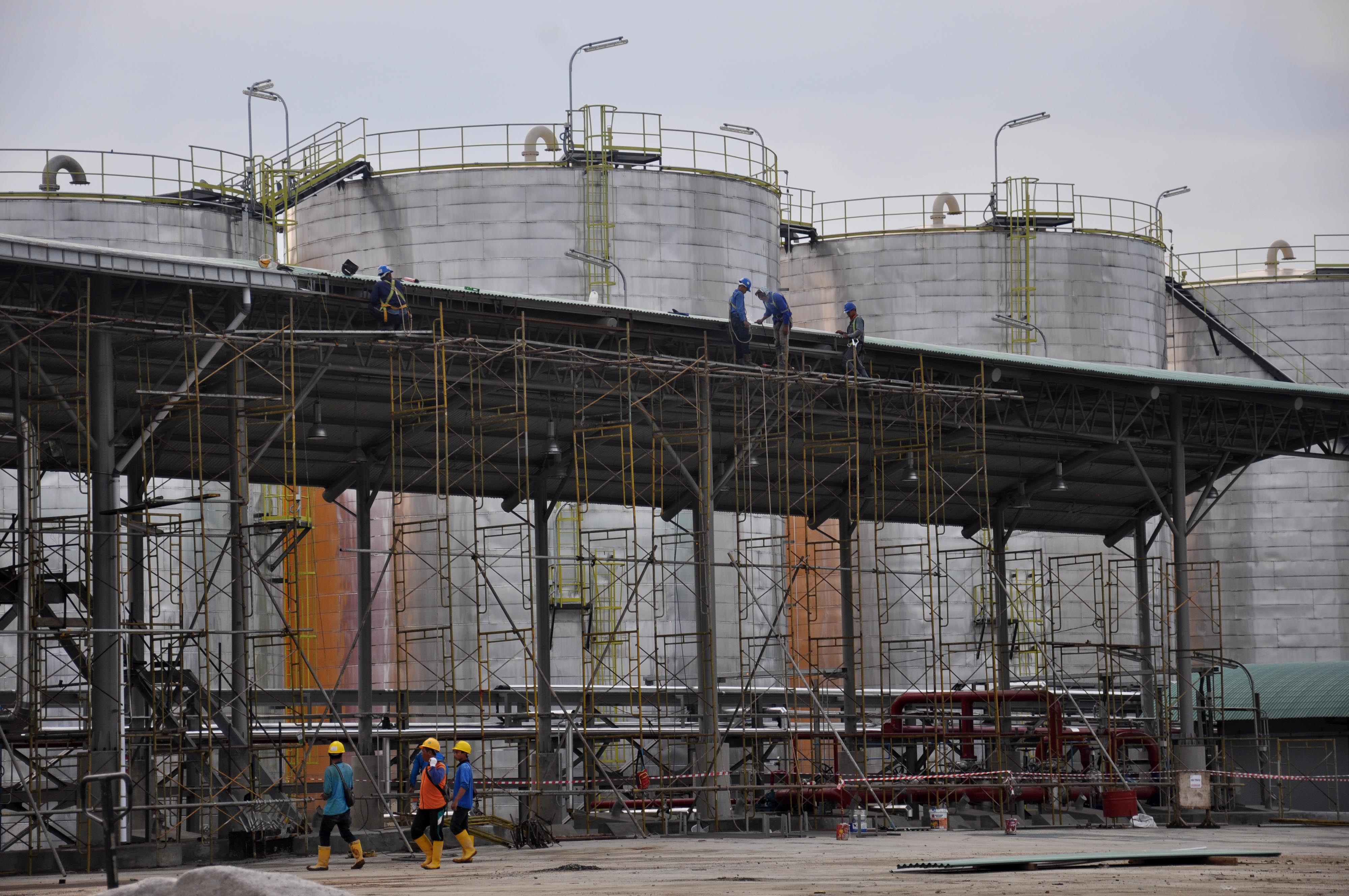 Pekerja sedang mengerjakan pembangunan pabrik industri hilir kelapa sawit di KEK Sei Mangkei Kabupaten Simalungun, Sumatra Utara