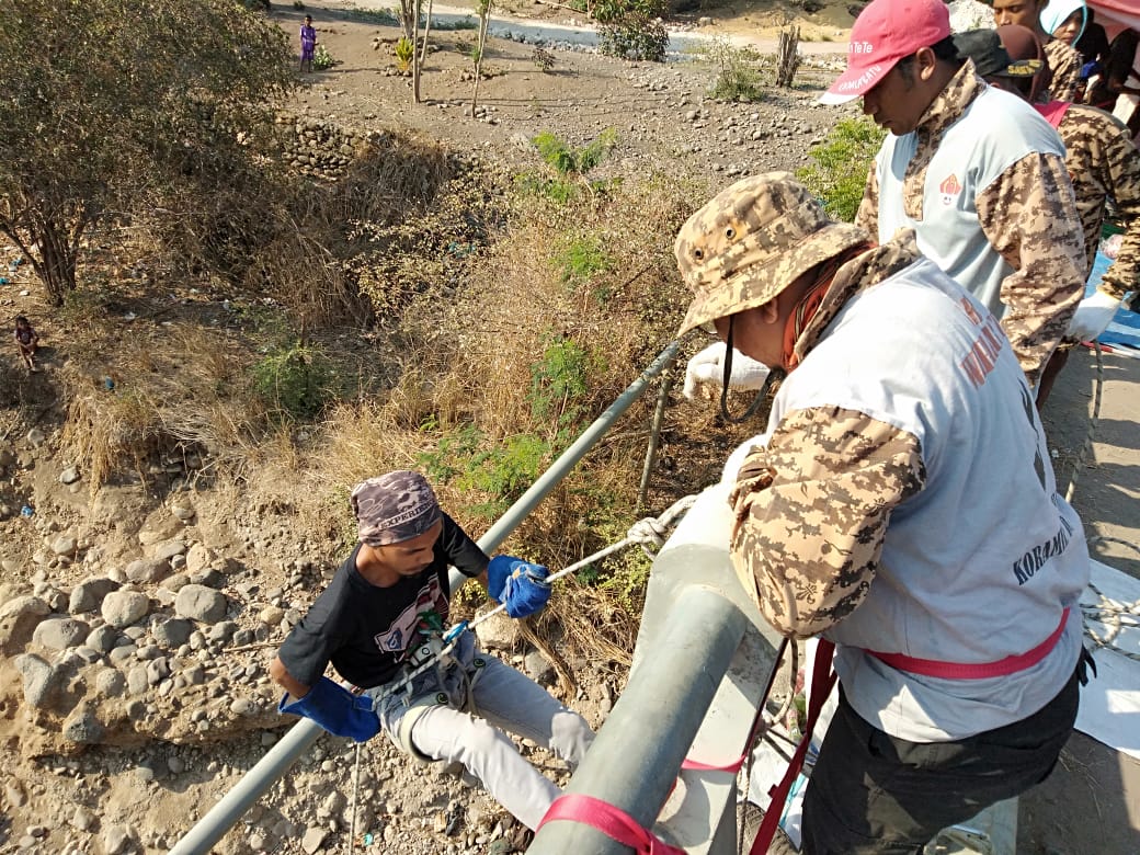 Latihan evakuasi bencana dari ketinggian