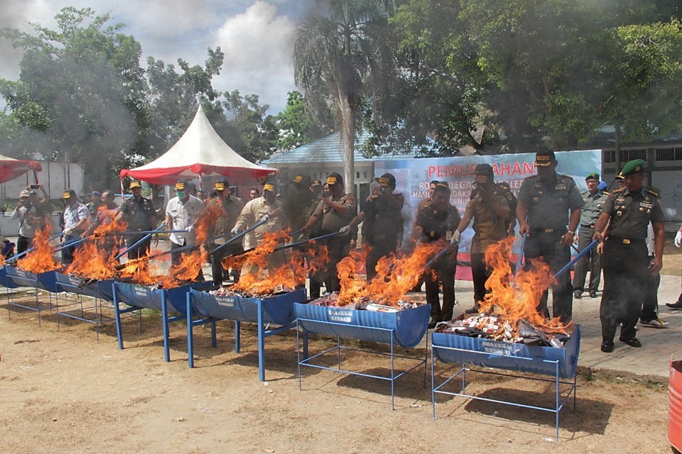 Rokok ilegal dan pakaian bekas yang dibakar bernilai Rp4,9 miliar.