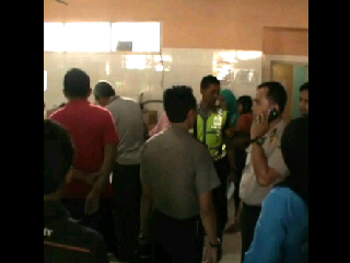  Tiga orang anggota Polisi dari Mabes Polri dan enam warga diserang ribuan tawon di Kampung Ciawitali, Desa Pasawahan, Jawa Barat.