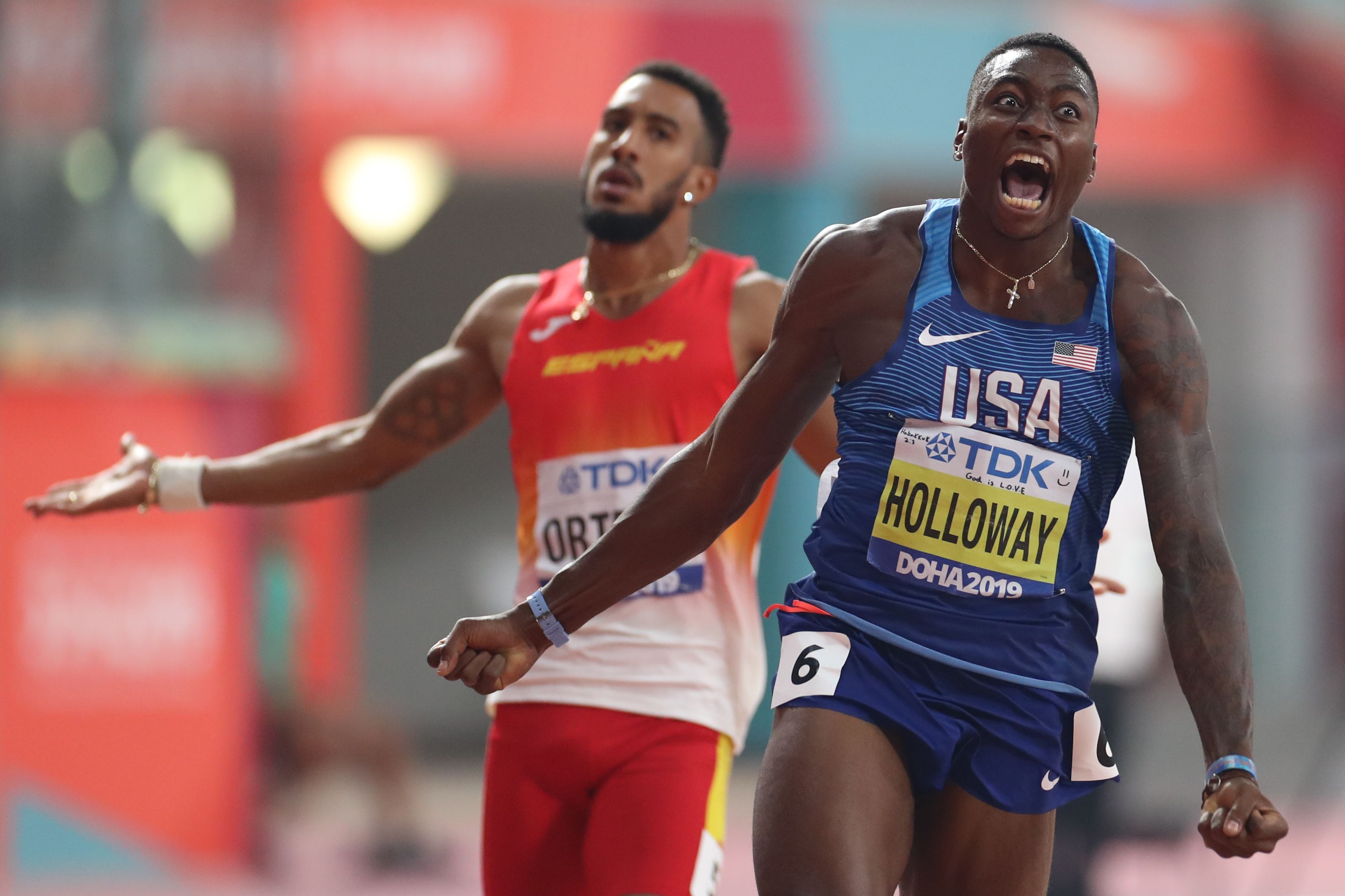 Grant Holloway berteriak saat melewati garis finis lari gawang 110 meter.