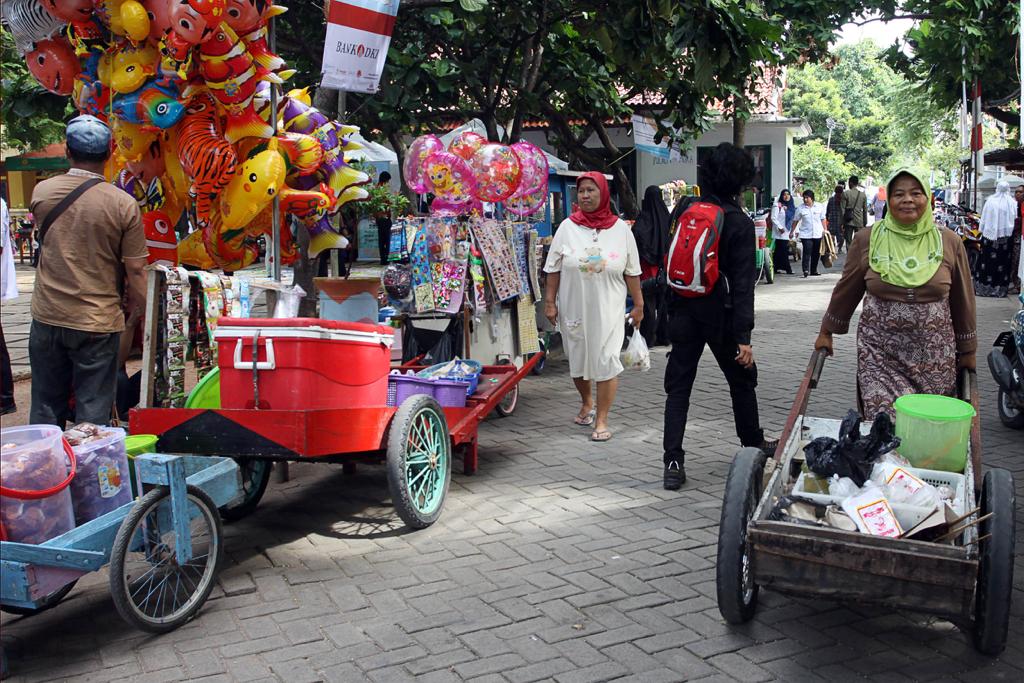 Sejumlah Pedagang Kaki Lima berjualan di tepi jalan di Kawasan Pulau Pramuka, Kepulauan Seribu, Jumat (11/11). 
