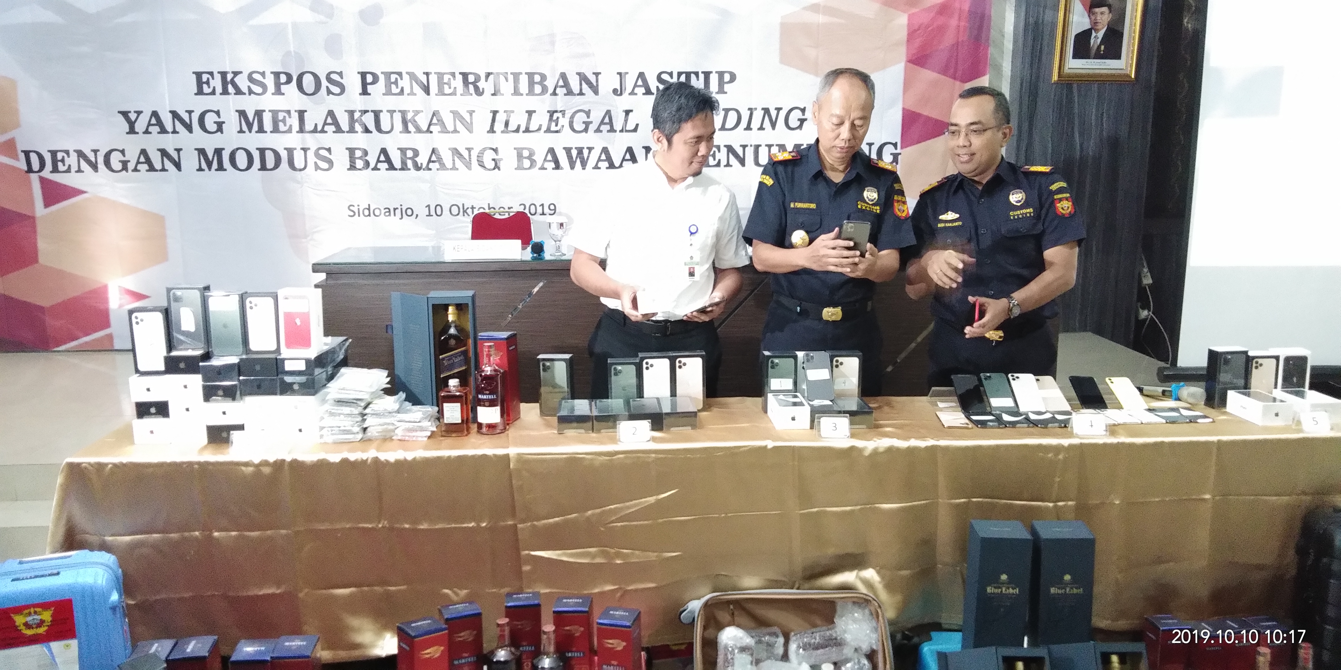 Tim Bea Cukai Bandara Juanda menunjukkan puluhan IPhone yang disita, Kamis (10/10). 