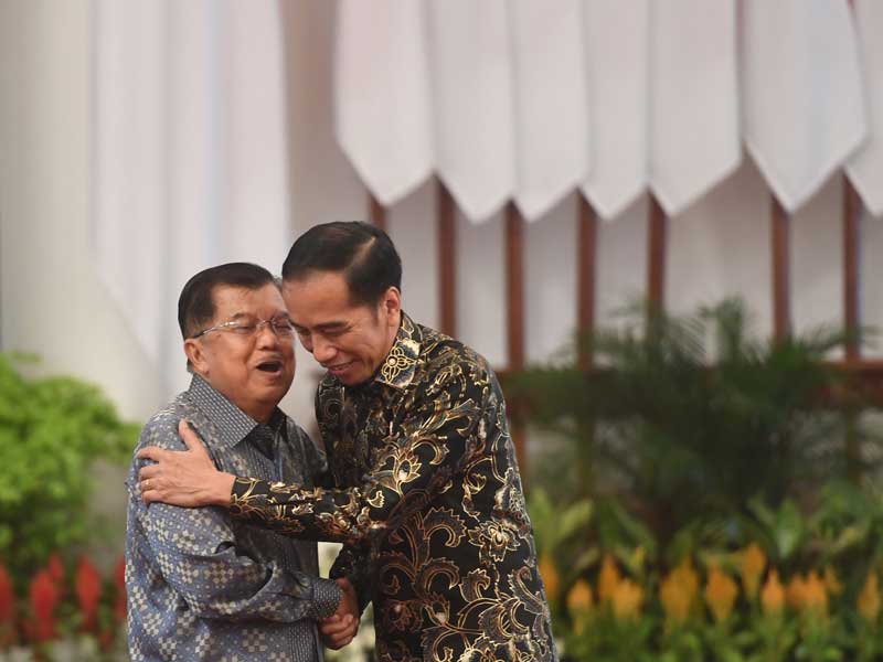 Presiden Joko Widodo (kanan) berpelukan dengan Wakil Presiden Jusuf Kalla (kiri) dalam acara silaturahmi kabinet kerja di Istana Negara.