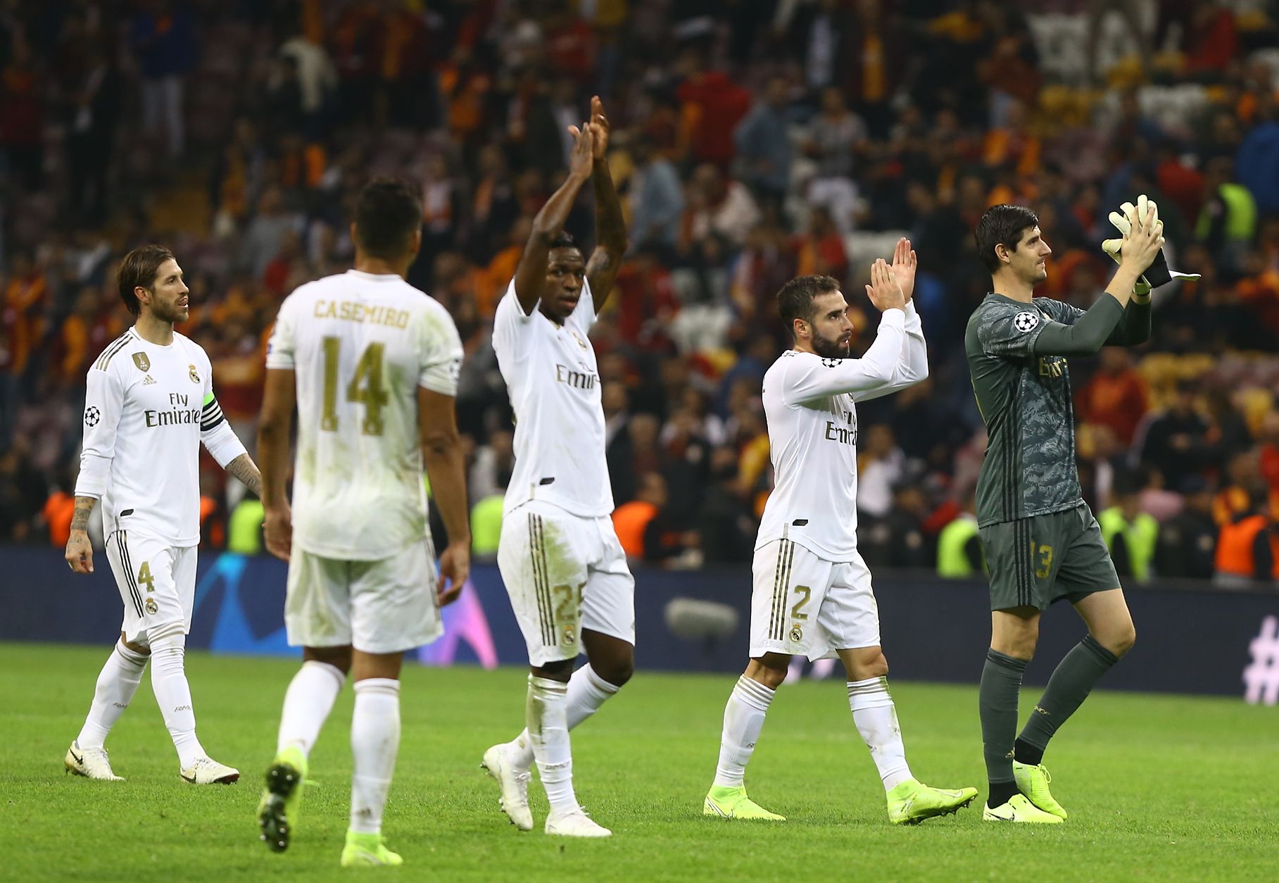 Para pemain Real Madrid menyapa pendukung mereka usai membukukan kemenangan 1-0 di markas Galatasaray