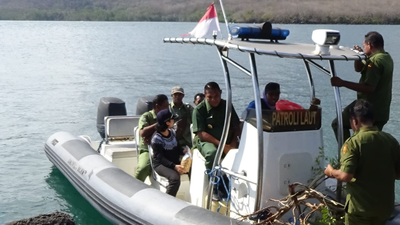 Bupati Flores Timur Antonius Gege Hadjon melakukan patroli di Teluk Konga, untuk memantau sampah plastik di wilayah itu, Senin (30/9). 