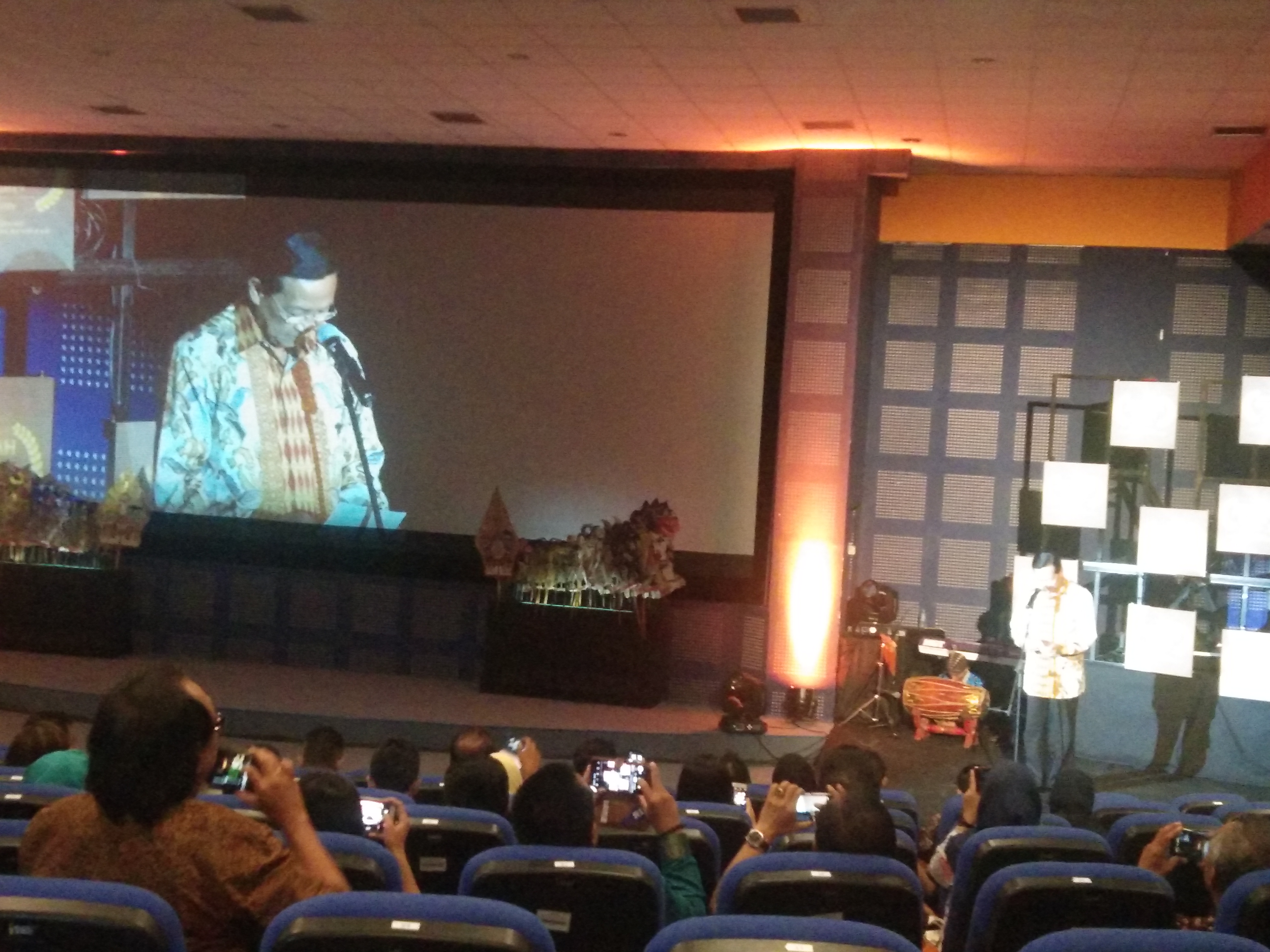 Gubernur DIY Sri Sultan Hamengku Buwono X meraih anugerah sebagai Tokoh Pemerhati Penyiaran DIY dari KPID DIY