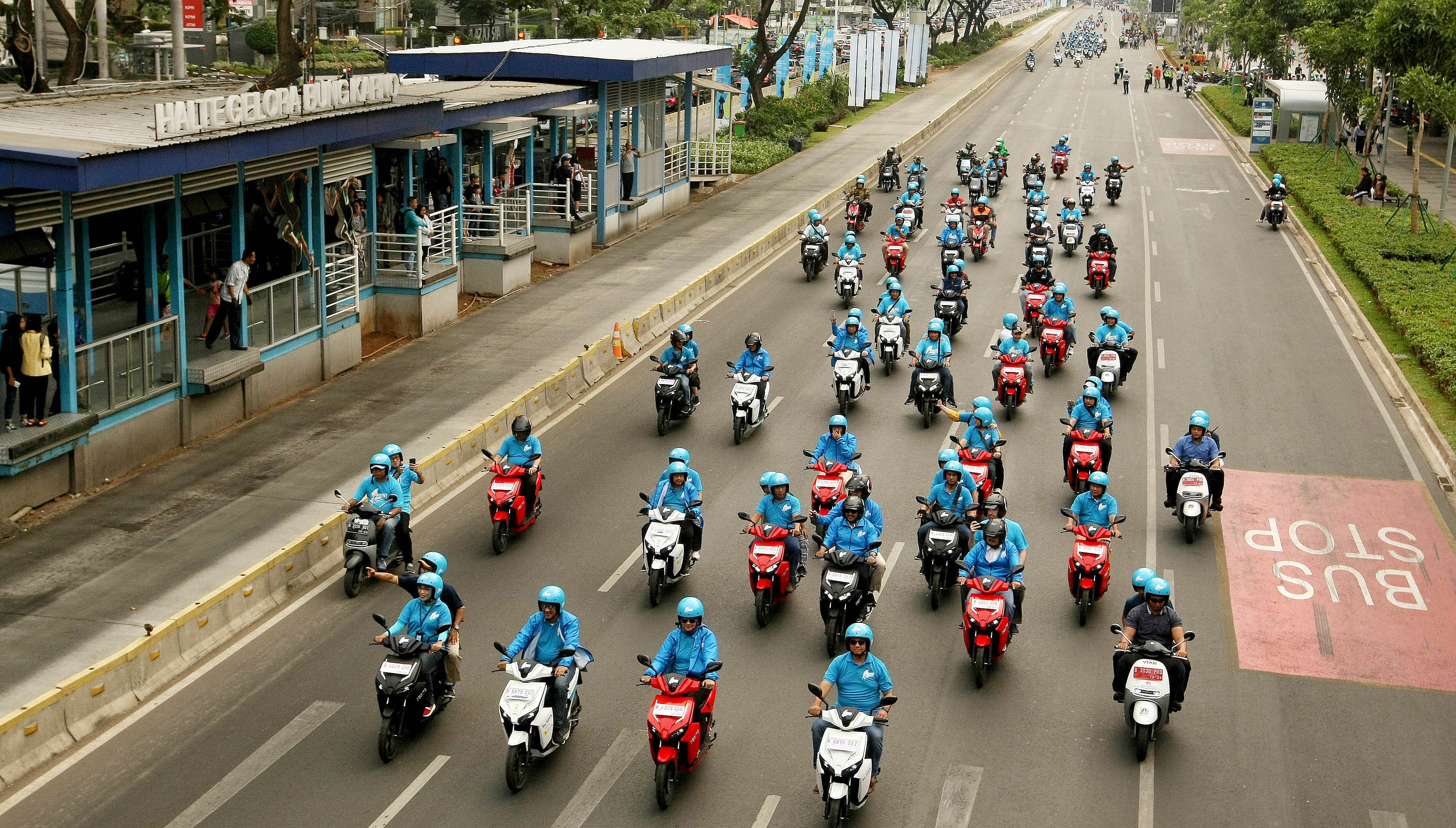 Iring-iringan kendaraan listrik dari berbagai merek dan platform melintas saat karnaval di kawasan Sudirman, Jakarta, Minggu (27/10).