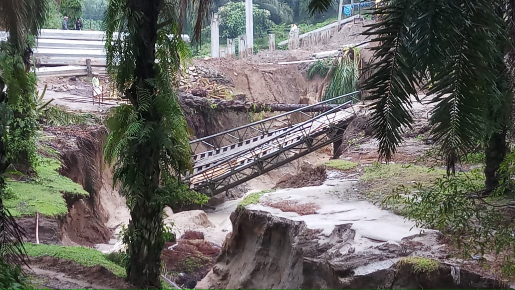 Jembatan darurat yang baru berumur dua minggu ambruk akibat hujan deras terus mengguyur wilayah  Pondok 8 Nagori Marubun Jaya, Simalungun.