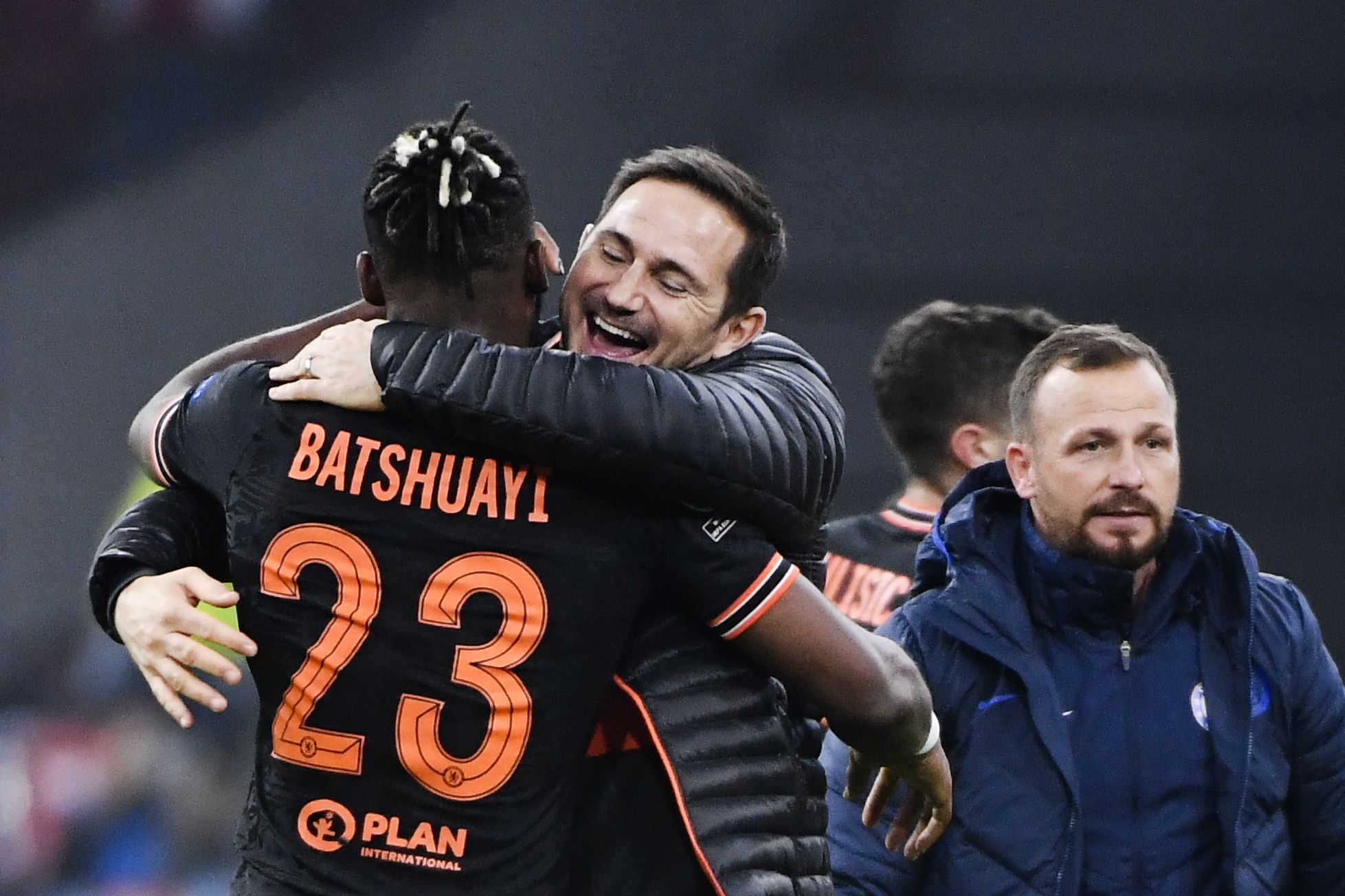 Pelatih Chelsea Frank Lampard (kanan) memeluk pencetak gol kemenangan the Blues Michy Batshuayi selepas laga melawan Ajax