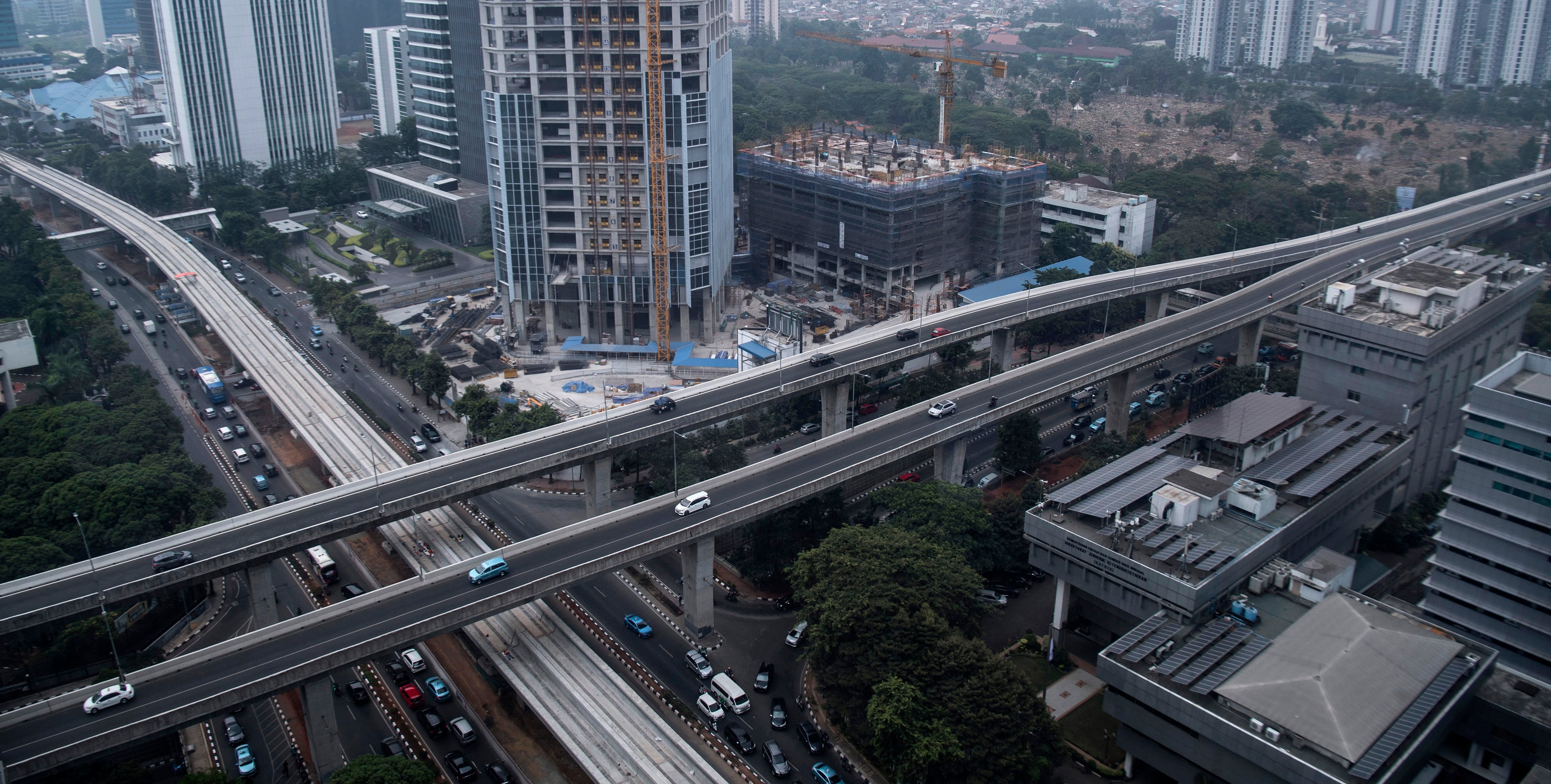 Pembangunan LRT di Kuningan, Jakarta yang jadi salah satu upaya memacu pertumbuhan ekonomi Indonesia