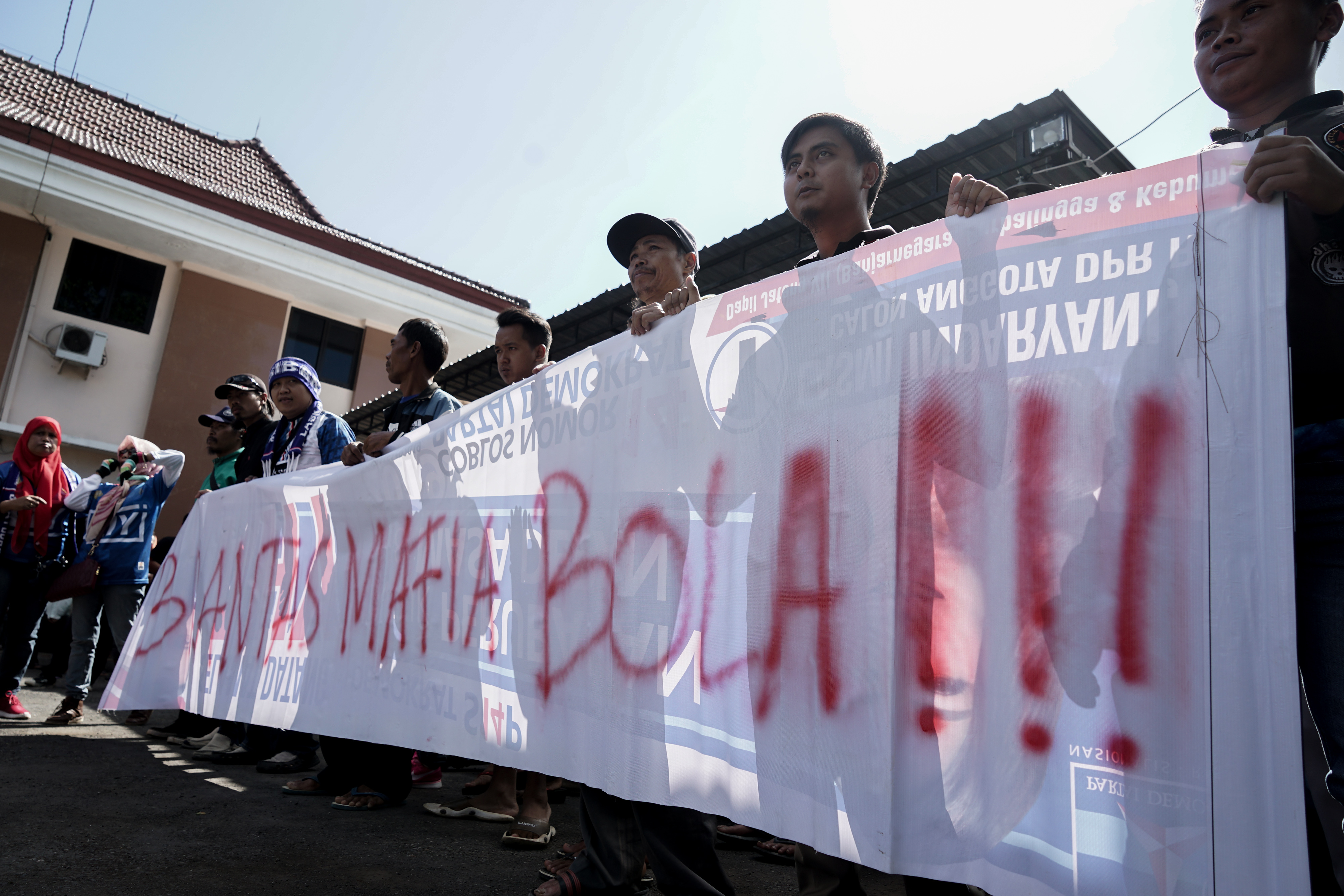 Sejumlah suporter Persatuan Sepakbola Banjarnegara (Persibara), melakukan aksi mendukung pemberantasan mafia bola