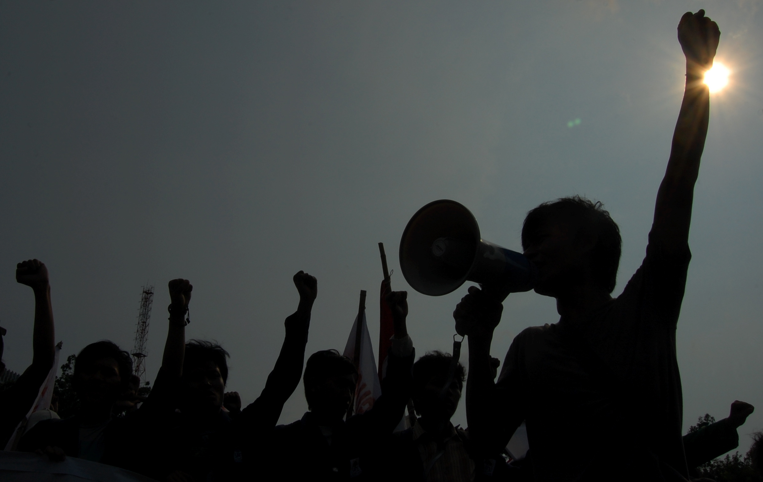 Sejumlah mahasiswa melakukan aksi unjuk rasa di depan Istana Negara, beberapa waktu lalu.