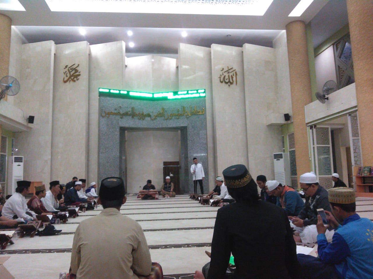 Suasana pengajian di Masjid Nursiah Daud Paloh