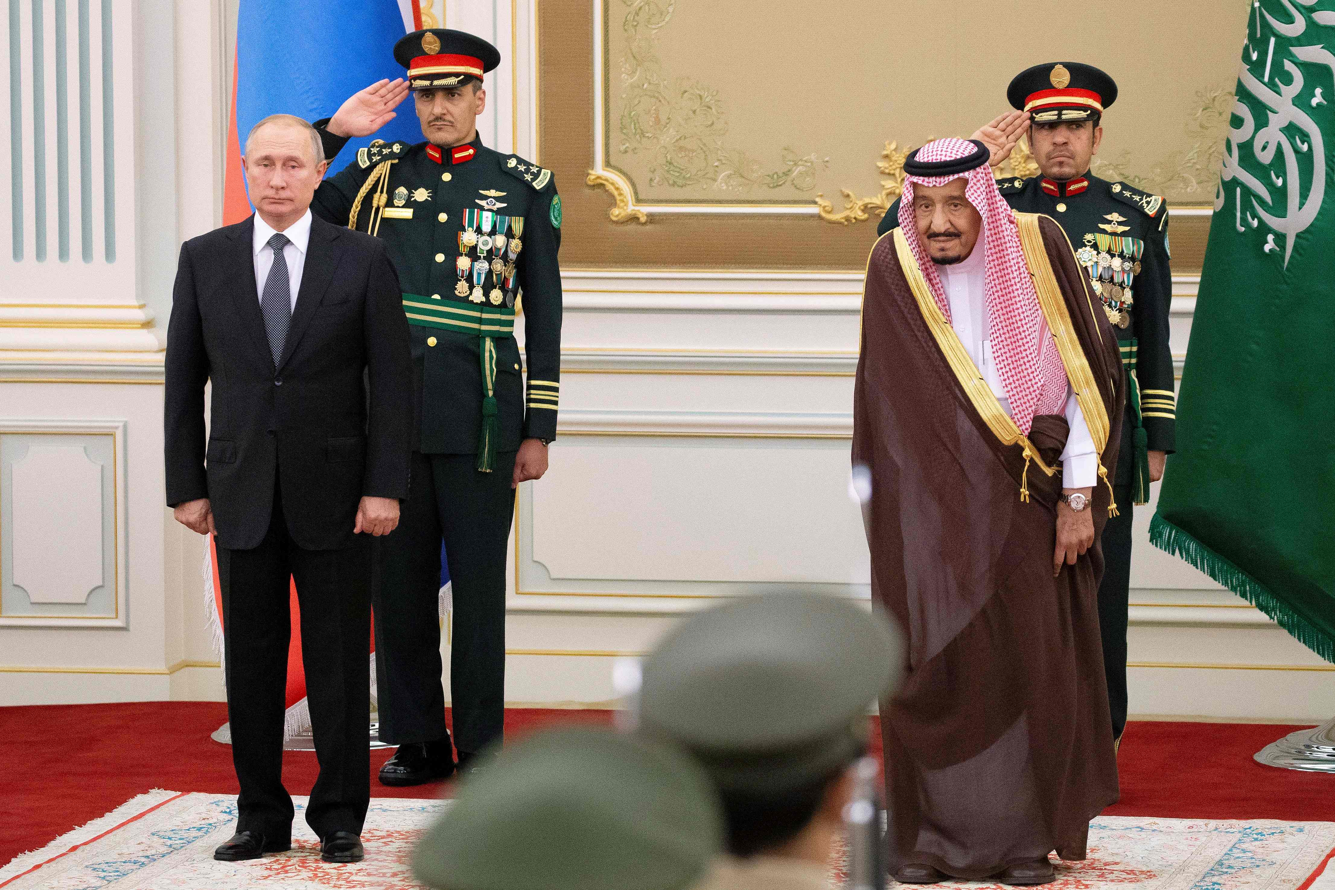 Presiden Rusia Vladimir Putin (kiri) dan Raja Arab Saudi Salman