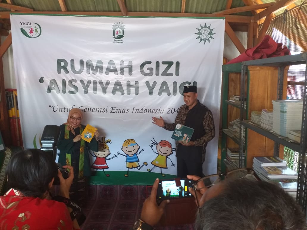 Acara Sosialisasi Gerakan Aisyiyah Sehat (GRASS) dan Peluncuran Rumah Gizi Aisyiyah-YAICI di Bantar Gebang, Bekasi, Jabar, Minggu (13/10)./