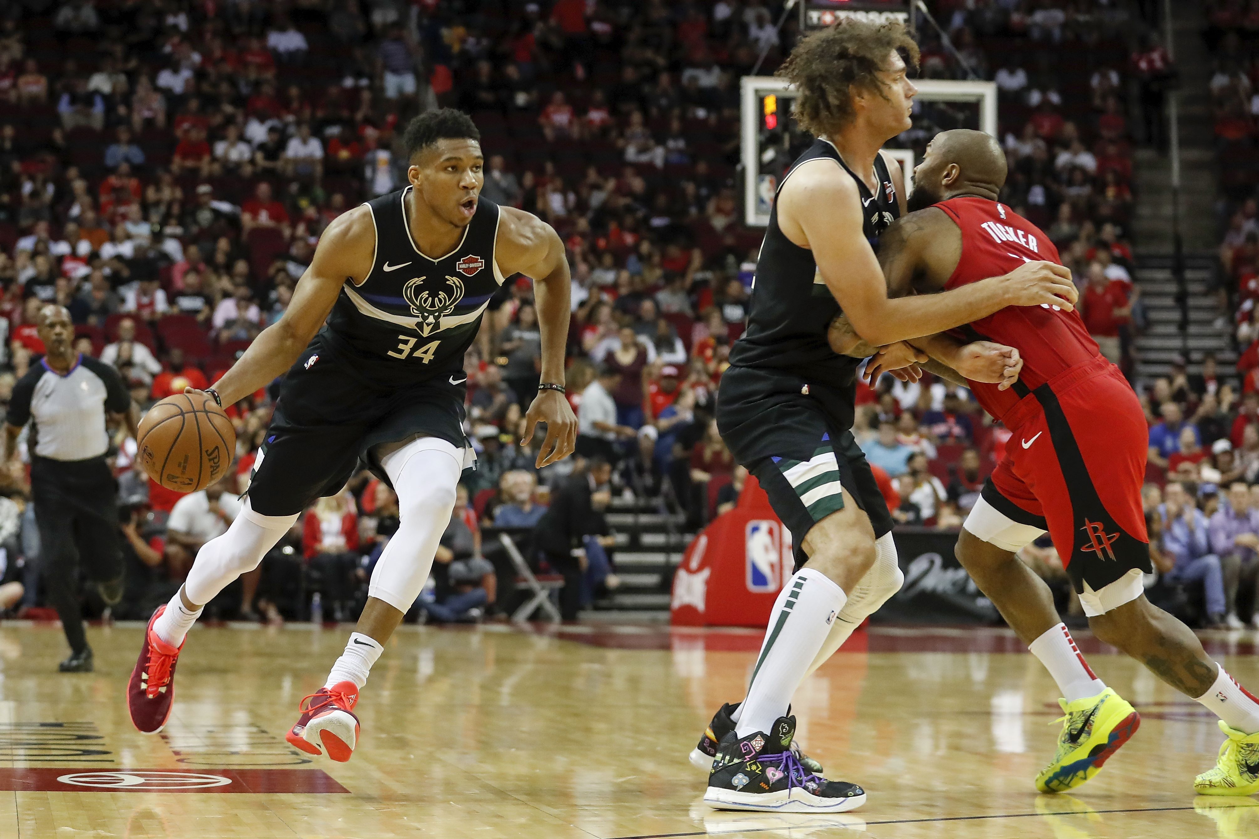 Giannis Antetokounmpo (kiri) dalam laga melawan Rockets