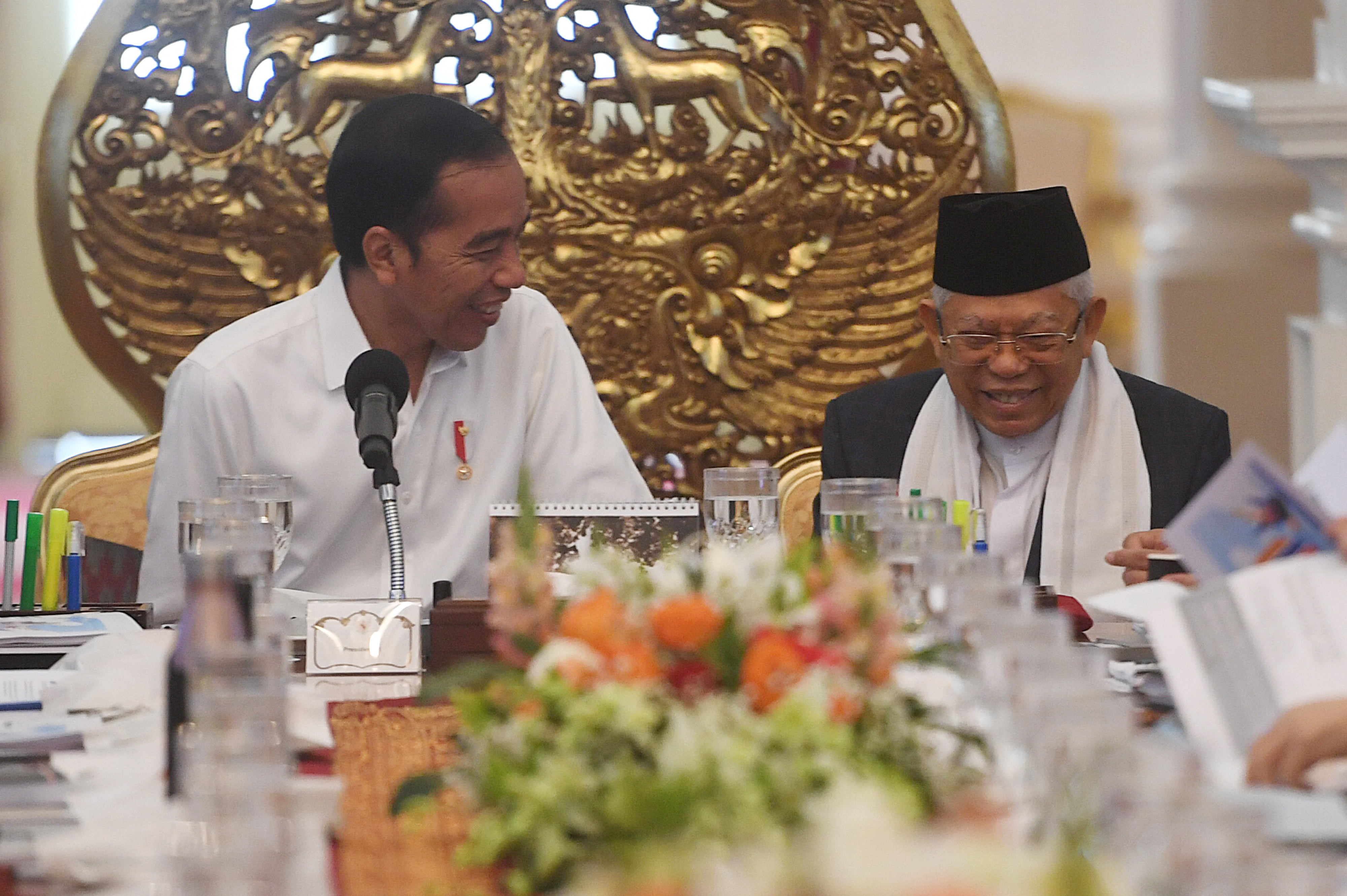 Presiden Joko Widodo (kiri) bersama Wakil Presiden Ma'ruf Amin memimpin sidang kabinet paripurna