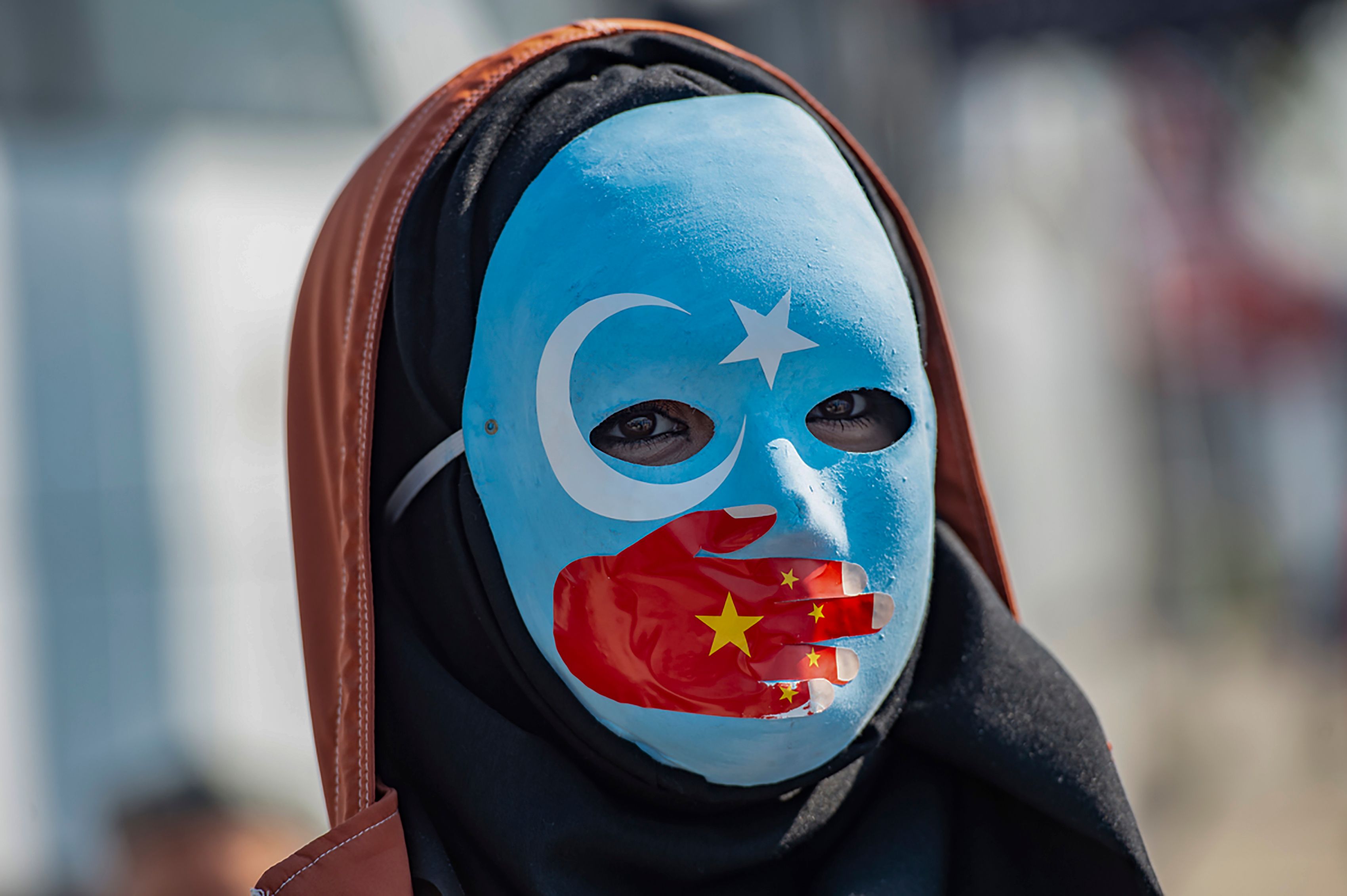 pendukung minoritas Muslim Uighur China dan nasionalis Turki selama protes anti-Cina di depan konsulat China di Istanbul pada 1 Oktober 2019