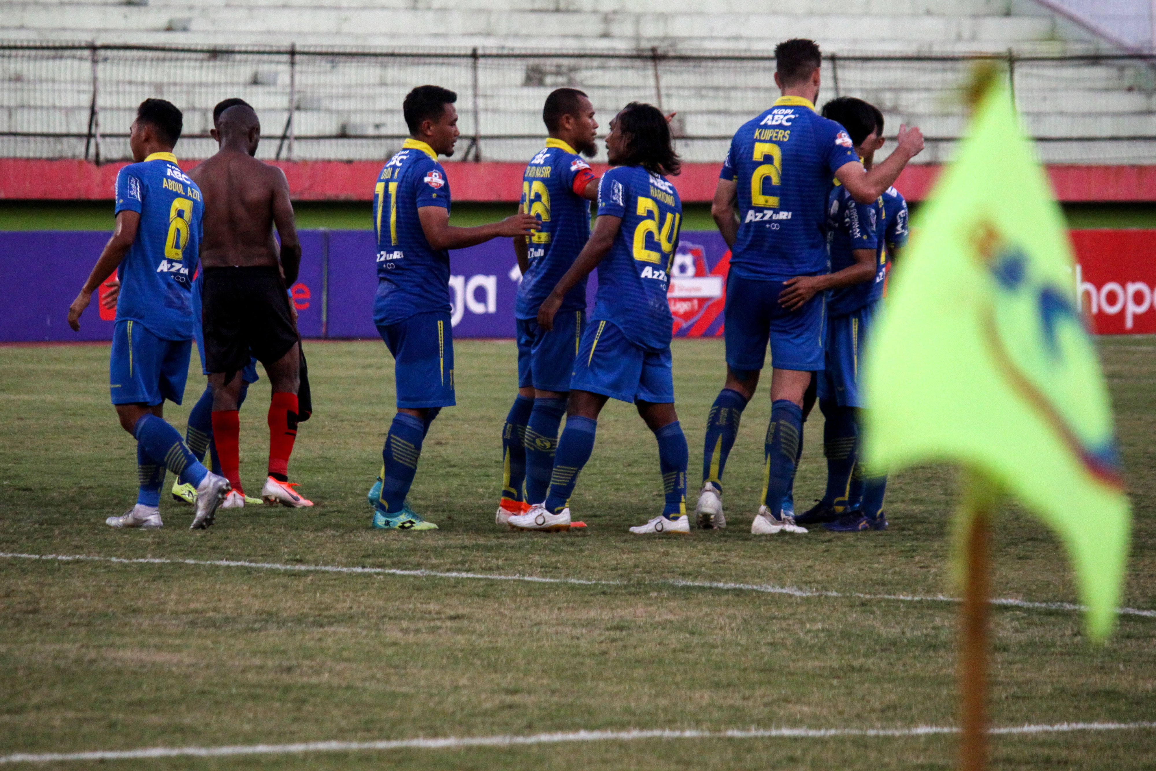  Para pemain Persib Bandung melakukan saat melawan Persipura pada lanjutan Liga 1 2019. 