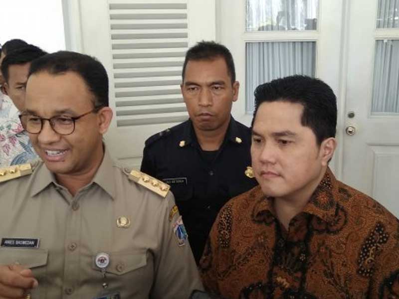 Gubernur DKI Jakarta Anies Baswedan (kiri) dan Menteri BUMN Erick Thohir (kanan) memberikan pernyataan pada awak media di Balai Kota Jakarta