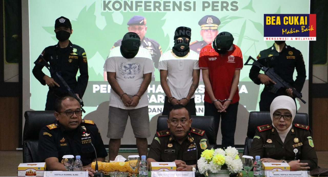 Penangkapan pelaku yang memproduksi minuman keras ilegal di di daerah Sungai Lulut, Banjarmasin Timur, Kalimantan Selatan.