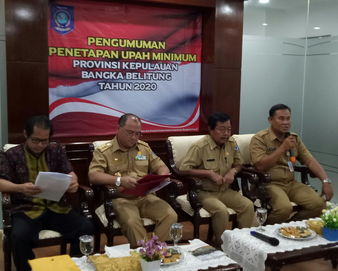 Gubernur Bangka Belitung , Erzaldi Rosman Djohan (dua kiri) mengumumkan UMP 2020 yang berlaku Januari 2020. 