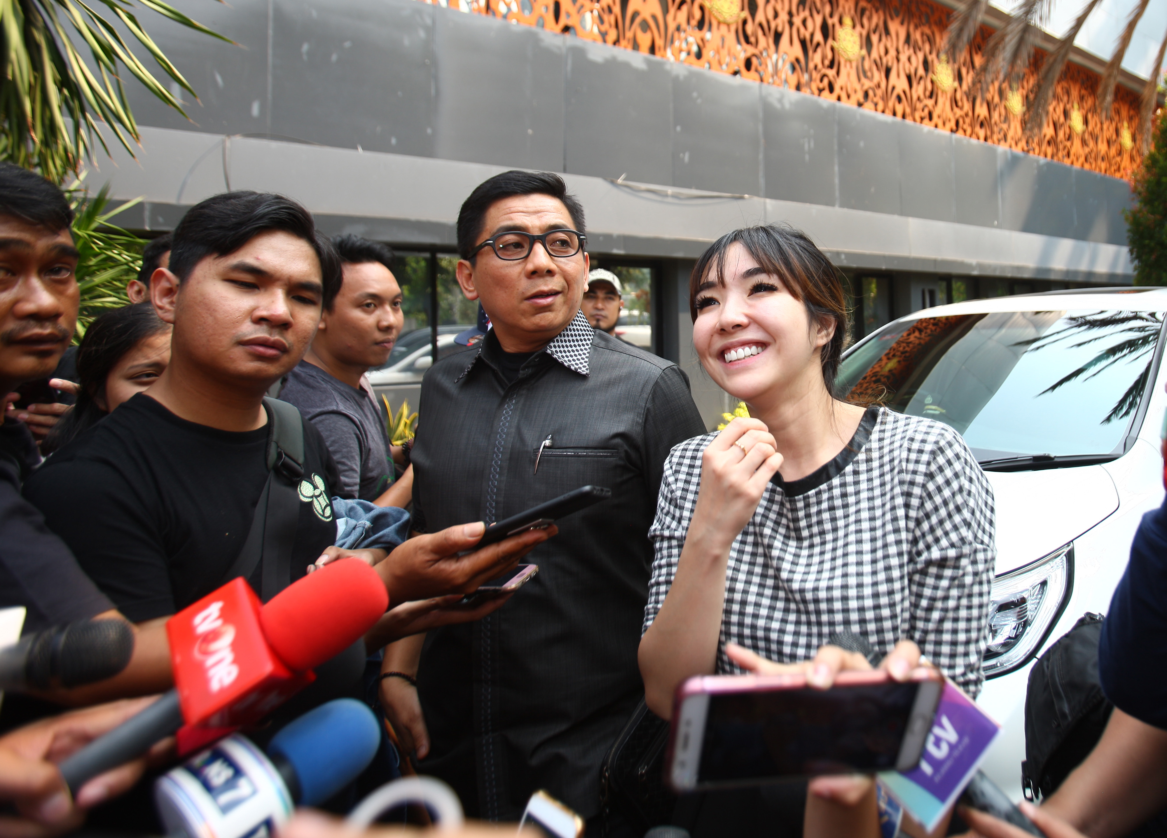 Artis Gisella Anastasia usai menjalani pemeriksaan di Polda Metro Jaya, Rabu (30/10)