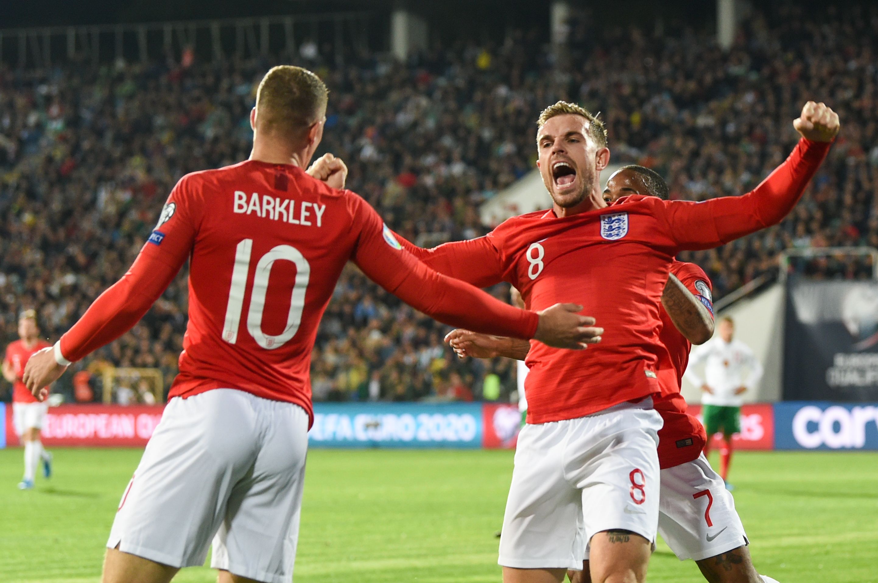 Jordan Henderson (tengah) merayakan gol Inggris ke gawang Bulgaria