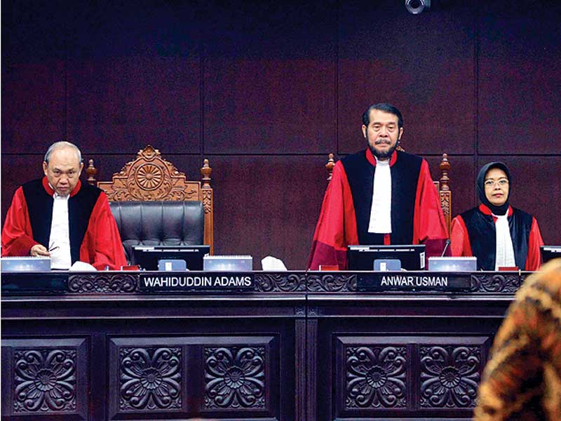Ketua Majelis Hakim Mahkamah Konstitusi (MK) Anwar Usman bersama dengan hakim anggota Wahiduddin Adams dan Enny Nurbaningsih.