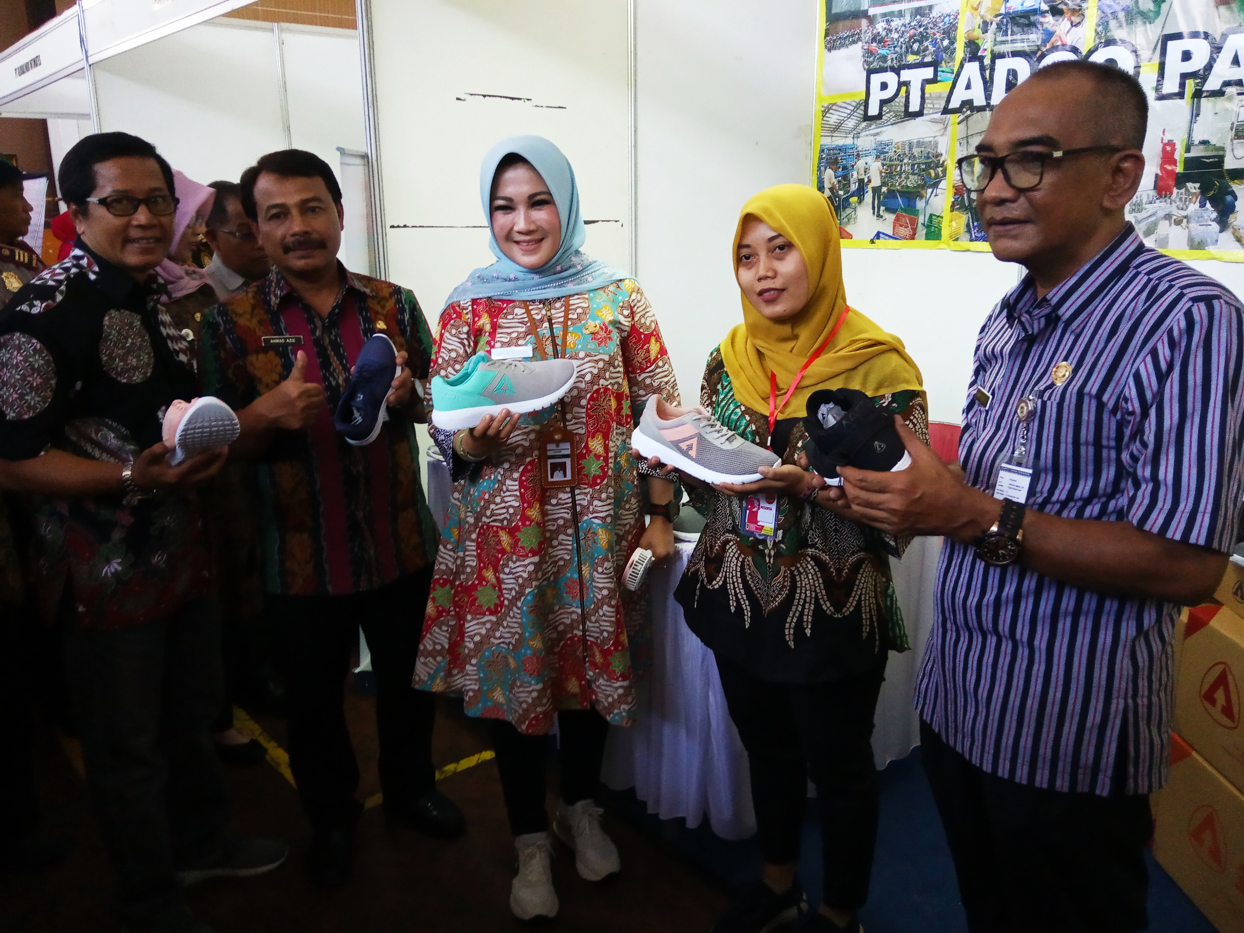 Bupati Sri Mulyani meninjau stan perusahaan peserta job market fair yang digelar di GOR Gelarsena Klaten, Rabu (30/10).