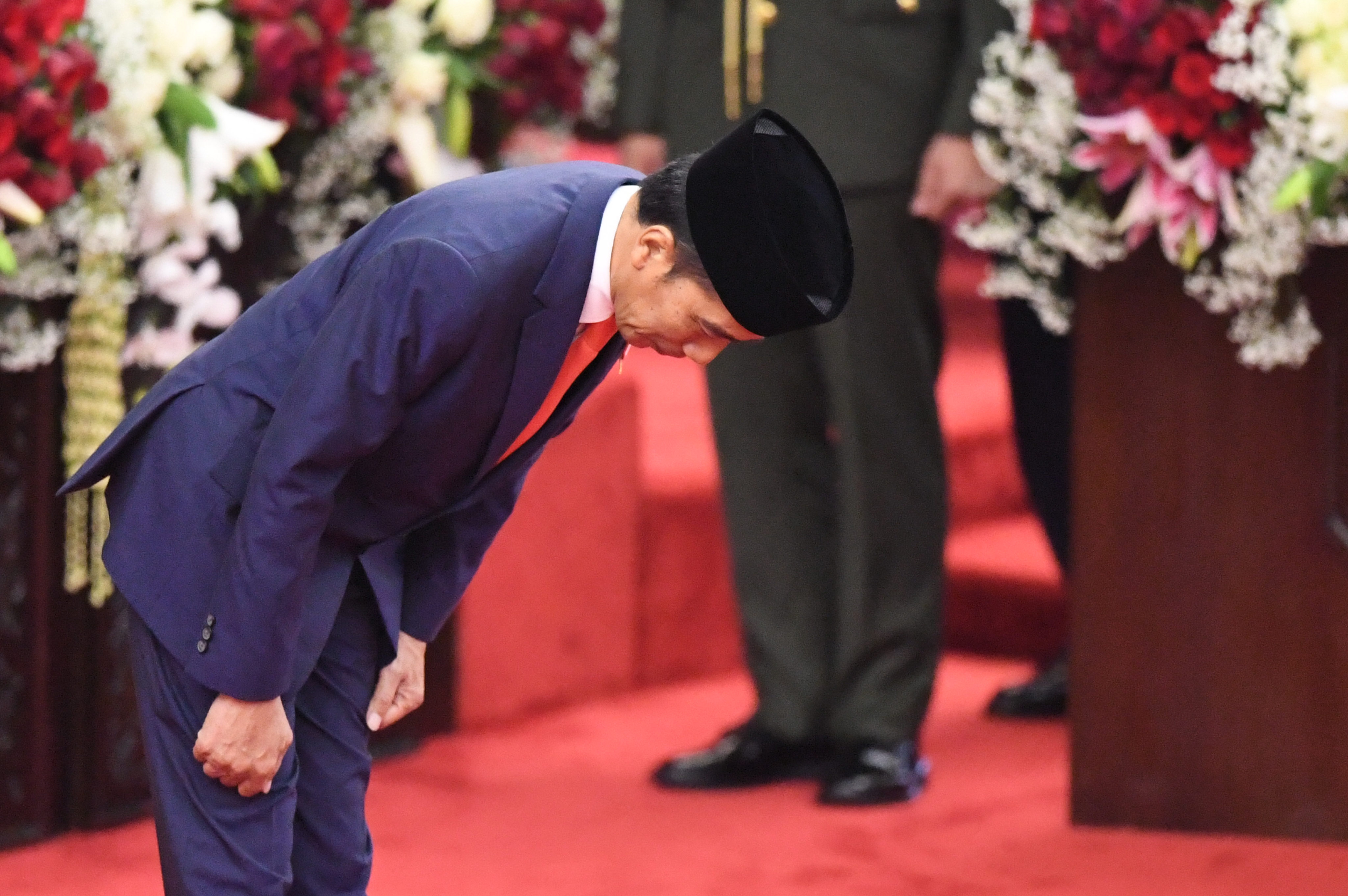 Presiden Joko Widodo memberikan salam usai memberikan pidato awal masa jabatan presiden periode 2019-2024 .