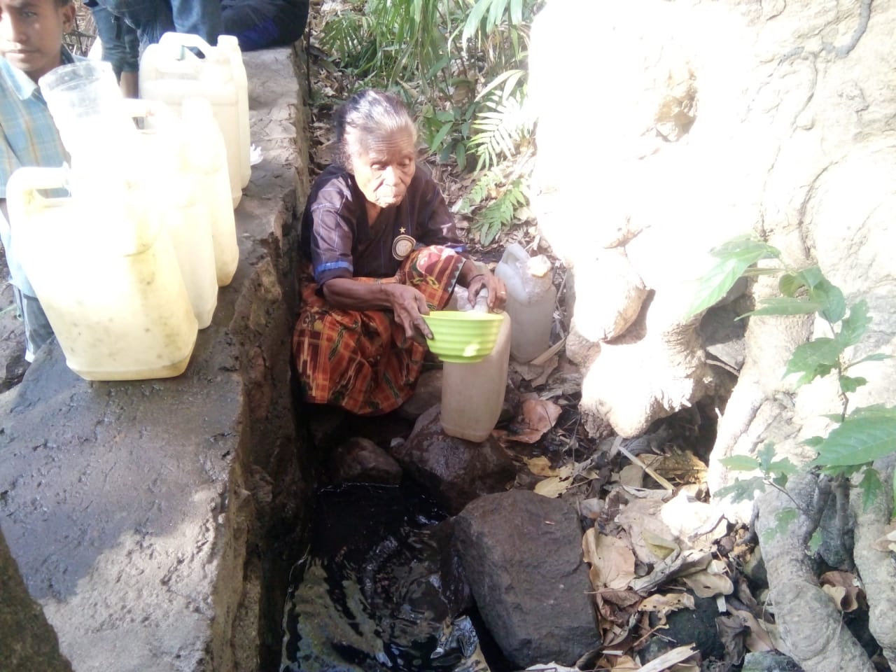Warga Desa Wairbleler manfaatkan air yang keruh dan bau karena kekeringan