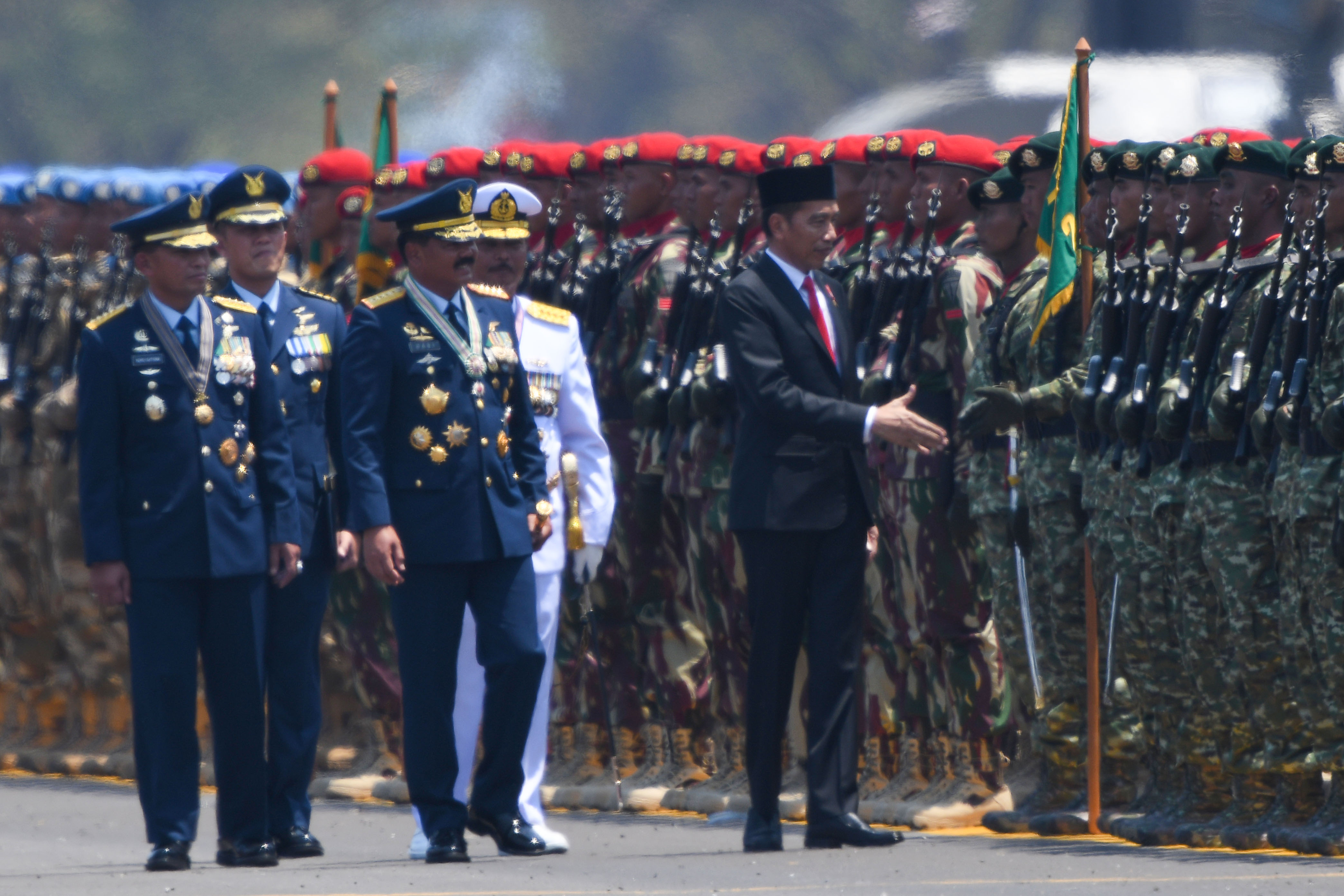 PERAYAAN HUT KE-74 TNI: Inspektur upacara, Presiden Joko Widodo (kanan) didampingi Panglima TNI Marsekal TNI Hadi Tjahjanto (ketiga kanan), 