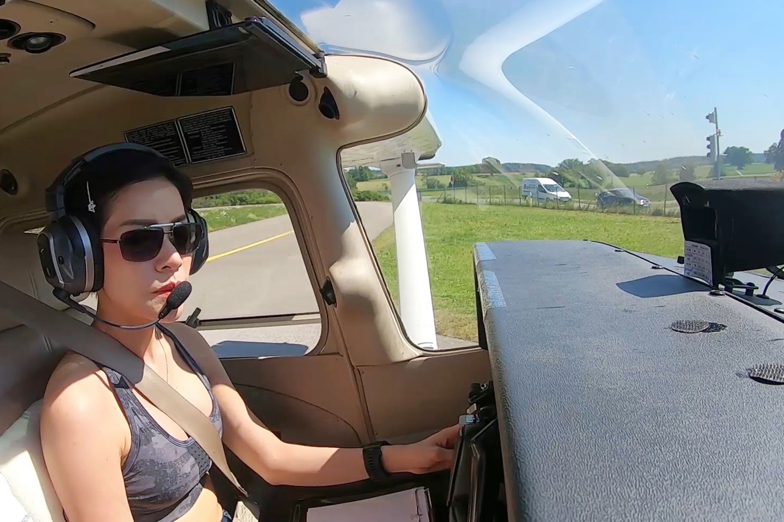 Mayjen Sineenat Wongvajirapakdi, permasuri Raja Thailand Vajiralongkorn, tengah mempiloti pesawat. 