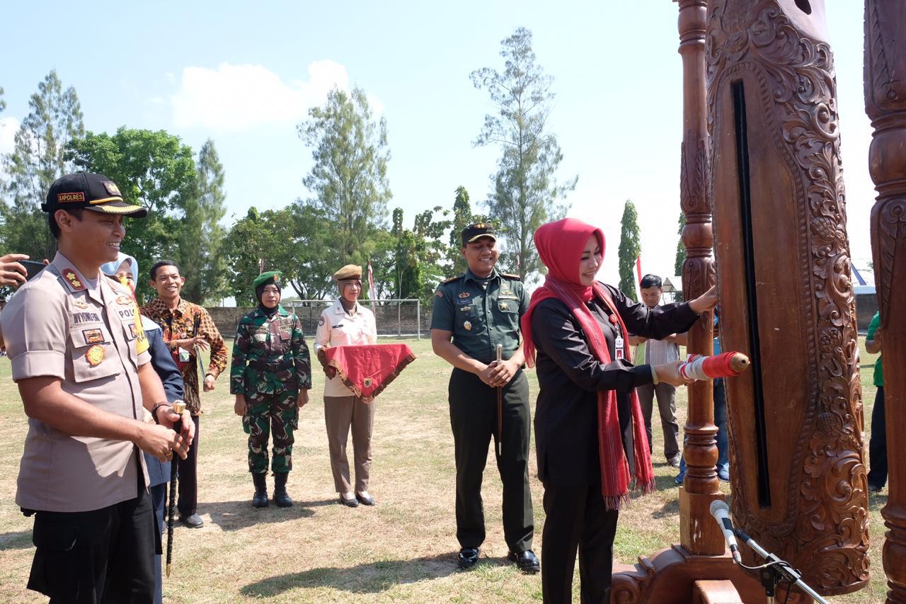 Bupati Klaten Sri Mulyani menutup  kegiatan Karya Bakti Mandiri Klaten Bersinar II di Desa Kupang, Karangdowo, Klaten, Selasa (8/10).
