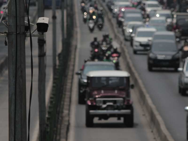 Kendaraan melintas di Jalur bus Transjakarta Pasar Rumput, Jakarta Selatan.