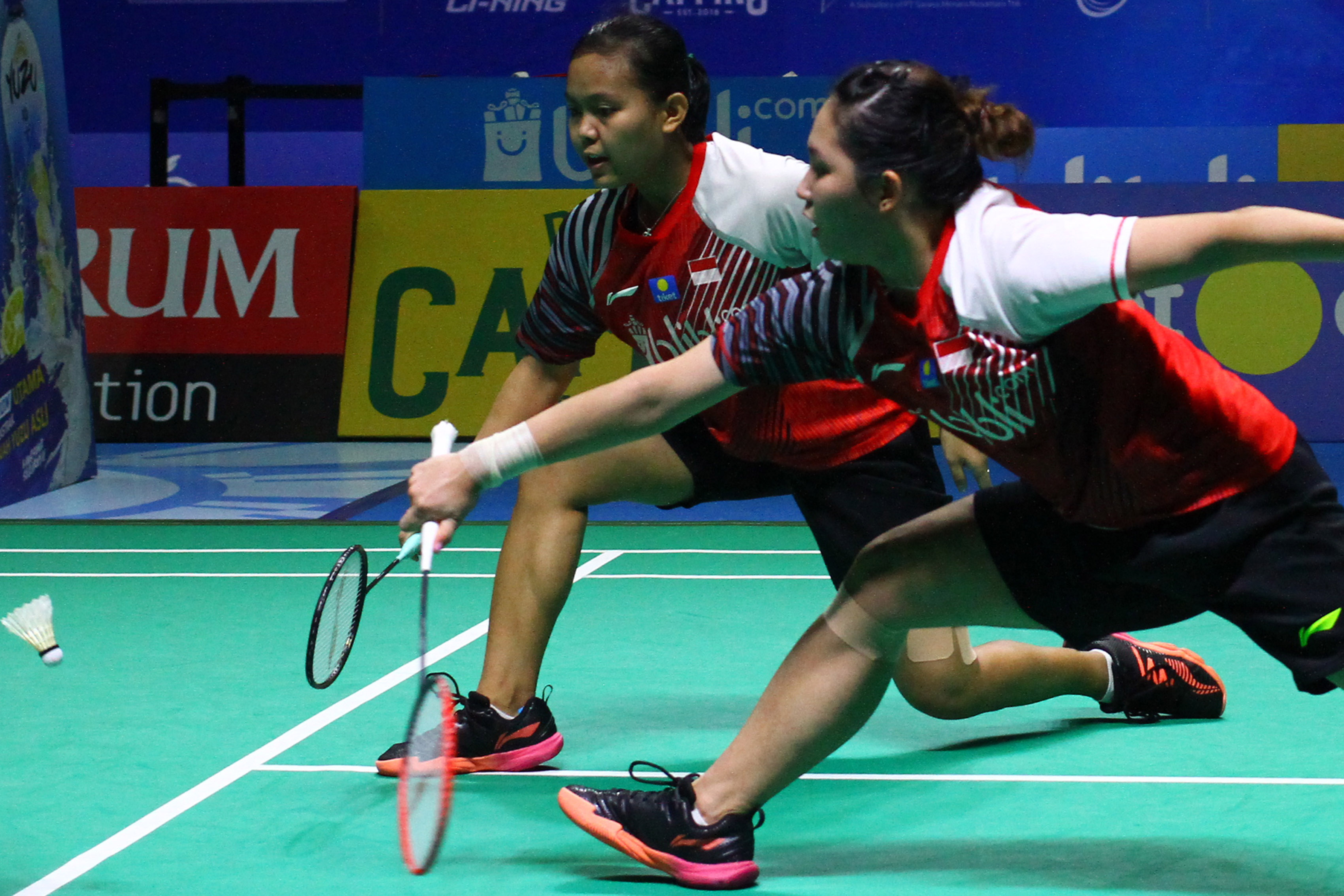 : Pasangan pebulu tangkis ganda putri Indonesia Ribka Sugiarto (kanan) dan Siti Fadila Silva Ramadhanti (kiri) berusaha mengembalikan kok.